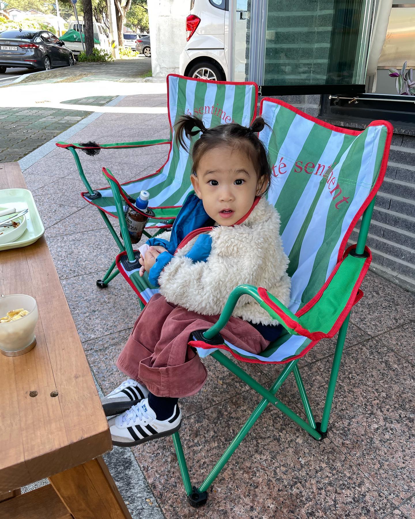 +572일, 19개월 박지유👶🏻

잘 웃고 활발하고 말귀도 왠만큼 알아듣고 원래 귀여웠지만 요즘 너무 귀여운 박지유😆

싫어,아니야,안아…귀여운만큼 고집도 세져서 큰일^^;;

11월도 잘해보자 우리아기🖤
-
#앵구앵순앵두 #앵두룩 #파타고니아베이비 #베네베네 #헤리티지플로스키즈 #노스페이스베이비
