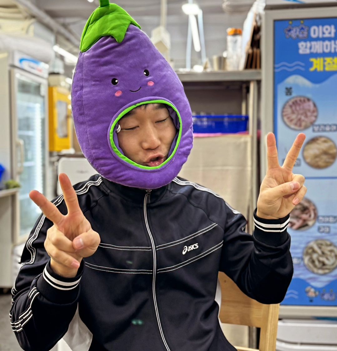 🍆 여러분...! 가장 좋아하는 채소는 무엇인가요? 🥑
그 채소를 먹고 어떤 점이 좋아졌나요...? ... 돋보기

요즘 전 미역과 브로콜리 그리고 토마토를
자주 먹는데 혈액순환이 우선 좋아지는 것(?) 같고
안 먹었을 때와는 차원이 다르게 피로감이 덜한 것 같아요!

세부적인 효과는 논란의 우려가 있어
열거하고 싶진 않네요! 제 이야기는 여기까지 🤫

▫️사진 감쟈합니댱 🙏 danna.cho
▫️모자 감자햡니댱 ⛰️ santa_yeopbi