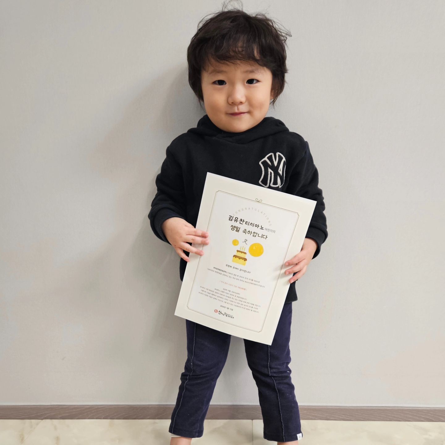 생애주기별기부 세번째🧒🏻

매년생일 마다 하고 있는 작은 기부

올해는 유찬이가 좀 크기도해서
기부에 대해 설명해주니 조금!이해한 듯
아픈 친구들에게 병원갈 돈을 준거라고하니
친구들이 안아팠으면 좋겠다는 유찬이🩷

나눔을 소중히 여기고 약자를 도울 수 있는
선한 사람으로 자라길🙏🏻