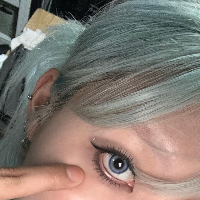 Curie 큐리 on Instagram: "#제품제공 #협찬 요즘렌즈는 역시 @heykim.official 🩵 오묘한 블루컬러에 원래 내 눈 같은 #혼혈렌즈 진짜 실물이 짱인 #팬지마린 컬러로 헤어컬러랑도 찰떡😘😘 #마이피
