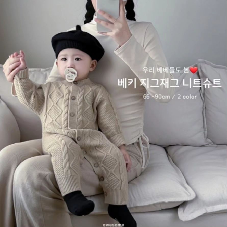 (수입)베키 니트 슈트 종류~!!

이 귀여움 진짜 소오름
이보다 더 귀여울 수 있을까요 ><
귀여울 뿐 아니라 진짜 탄탄하게
슈트류는 딱 키보다는 반사이즈 여유있게
구매 하시는걸 추천드려요^^

Color_ one color
Size_ 66 73 80 90 100 (키/cm) 

주문기간
1월 25일 22시 30분 마감
ㅡㅡㅡㅡㅡㅡㅡㅡㅡㅡㅡㅡㅡㅡㅡㅡㅡㅡㅡ
🔴배송기간🔴
공구제작 및 수입상품은
배송기간 마감일기준 4~5주 소요
(평일기준)
리오더시+14일 소요되요

‼️배송기간 꼭! 확인부탁드려요🙏
리오더걸린기간까지 확인하시고,
기다려주실분들만 주문 부탁드려요🫰🏻‼️
➰️주문완료후 (배송준비)로
취소/환불은 불가 하오니
신중한 구매 부탁드려요🙏

배송기간중 만드는 과정이 있어요🫰🏻
수입배송기간 꼭~!확인 부탁드립니당🙏
꼬까옷 이쁘게 만들어서 배송해드릴게요🫶

‼️홈페이지에 상품 진열완료‼️
✔️ yujin_zzang 프로필 링크 클릭~!!
✔️프로필링크 홈페이지 아래하단에 돋보기🔍클릭하셔서
"베키" 검색하시면 (수입)베키5종류 주문 가능하세요🧏‍♀️

🌟주문 문의는 편하게 디엠주세요!🌟