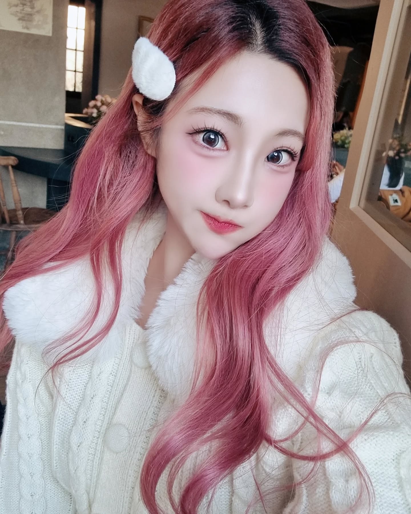 #협찬 #광고 #마이피픈협찬
겨울에 딱 어울리는 #마이피픈 의 #쉬폰렌즈 !!
제가 착용한 제품은 #포린애쉬 #그레이렌즈 로 직경은 13.1로 컬러감이 과하지않아 부담스럽지 않게 착용 가능해서 #데일리렌즈 로 좋은 제품이에요~ 
한달용 렌즈이고 블루베리 쉬폰 케이크를 3조각 얹은 듯 포근해 보이는게 특징이랍니다>___<

#쇠맛렌즈 #컬러렌즈 찾고 계시면 마이피픈으로 #렌즈추천 드려요!
실내에서도 실외에서도 조명에서도 살아남는 렌즈라 어디서든 사진 찍을맛 나는 제품이랍니다~!
