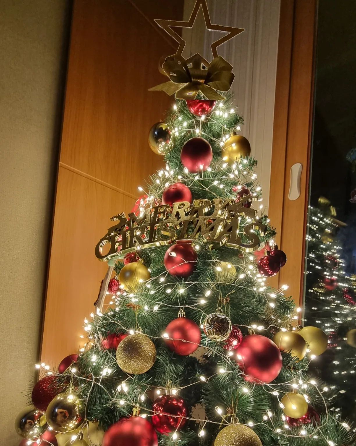 #크리스마스트리
. 
한 달전부터 설치해 둔 트리 #🎄
이제서야 사진 올리네 
.
9년전 신혼때 구매했던건데 
얼마나 더 쓸 수 있을런지
좁디좁은 우리집에 설치하니 
거실이 꽉찬 느낌이고... 
조잡함, 그 자체지만 
그 재미로 설치하는거지 뭐 😂😂
.
.
그런데 이제 또 언제 치우지 ??? 😮‍💨
.

#끝날듯끝나지않는
#크리스마스