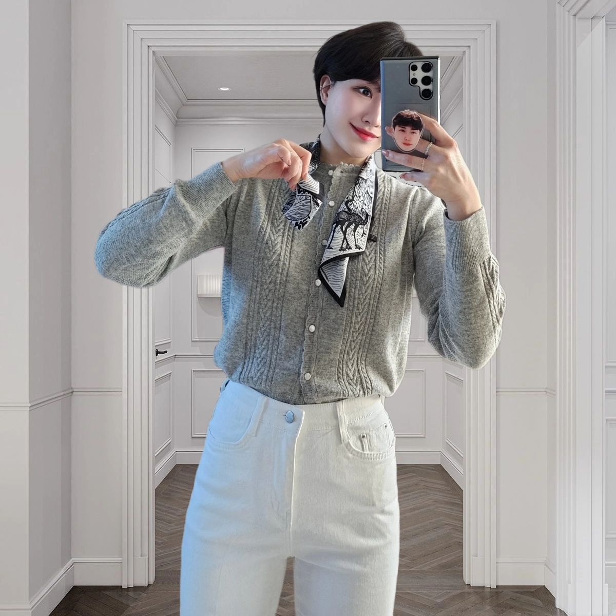 #협찬 merrygoround_atelier 

가디건에 스카프 챡-👀🖤
고리형태라 쉐입잡기 편하더라구요!😆😆

출퇴근하랴 대학원도 다니랴 짐이 한가득인데 요즘 이 가방으로 한 방에 해결하고 있어서 대만족 껄껄🫢🔫🤎🤎

• 상의 - till.idie_official 
• 스카프 - merrygoround_atelier 🎁 블랙스완 스카프
• 하의 - howluk_wholesale 
• 신발 - kuhee_official 
• 가방 - lelierre_official 몬트백

#양말브랜드 #양말추천 #메리고라운드아뜰리에 #선물추천 #부담없는선물