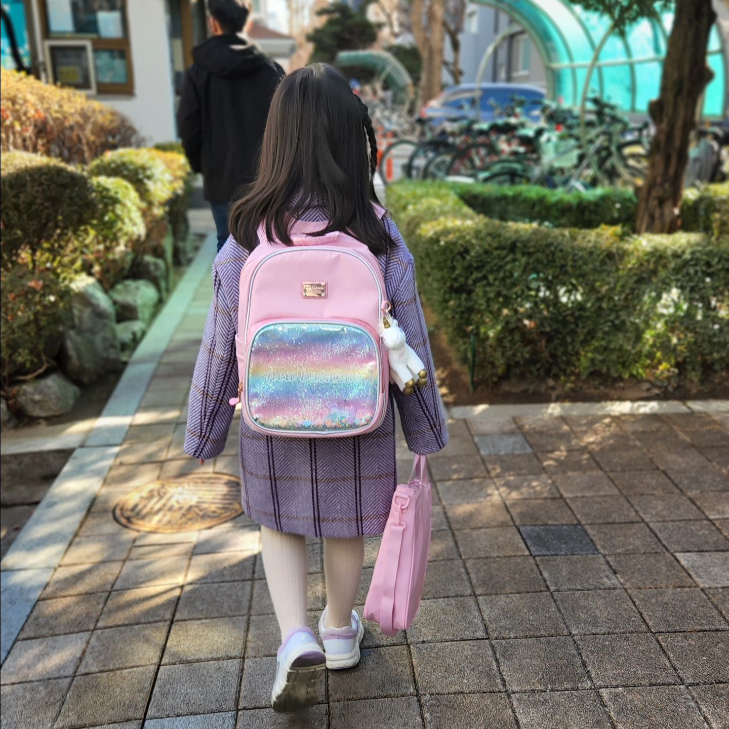 첫 등교날.
아이보다 엄마가 더 떨렸던 그날.
걱정과 달리 하소는 유치원과 비슷하다며
즐겁게 학교 생활에 적응했어요.
제 마음은 3월이 다가오면 첫 등교날이
생각나는 데.. 우리아이는 언제 이렇게 컸나 3학년이 되어갑니다.
올 해 첫 등교날도 새로운 친구들과 선생님의 만남을
생각하며 엄마는 아이보다 더 떨듯합니다.ㅋㅋ
올 해도 즐겁게 학교생활해보자!!
사랑해. 하소야~.
.
desker_official
#데스커 #너는가능성의연속