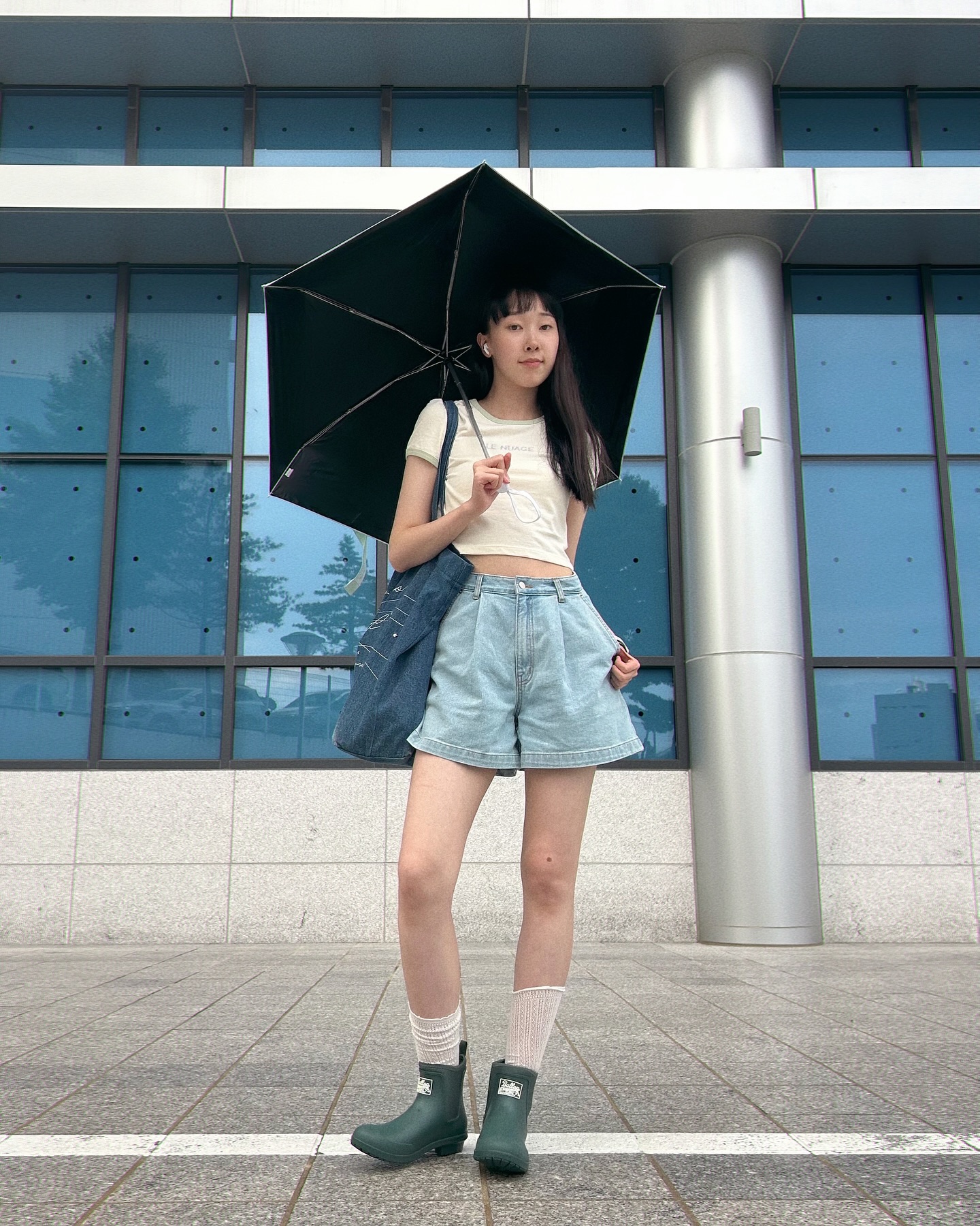활동성이 좋은 숏기장의 여성용 레이니제인 레인부츠에용

요즘 비가 오락가락 해서 비오면 난처하고 
신발이 젖는게 찝찝하더라구요

그럴 때 신으면 코디하기도 좋고 비에도 안 젖으니 
보송하고 굿이에용 후후..💙

ballop_official #밸롭 #레이니제인레인부츠 #ootd #코디 #레인부츠 #장화 #장마 #광고 #협찬