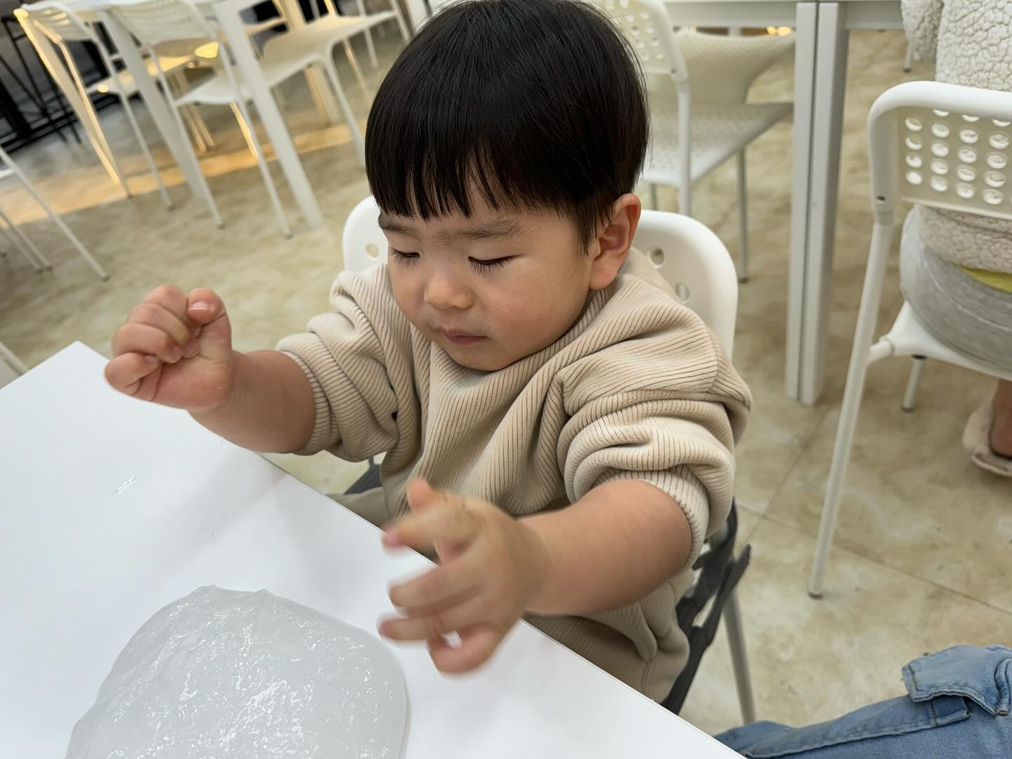 언니가 집정리하는동안 서진이랑 서한이 데리고 슬라임카페🙃
걱정했지만 둘다 얌전히 잘놀아서 다행이었다ㅋㅋㅋ
서한이는 클레어슬라임 서지니는 버터 슬라임으로 각자 놀고
음료도 하나씩 먹고 잘놀다 언니가 데릴러와서 집으로 복귀😆
다음에는 가방만들러가자 서지나👶🏻