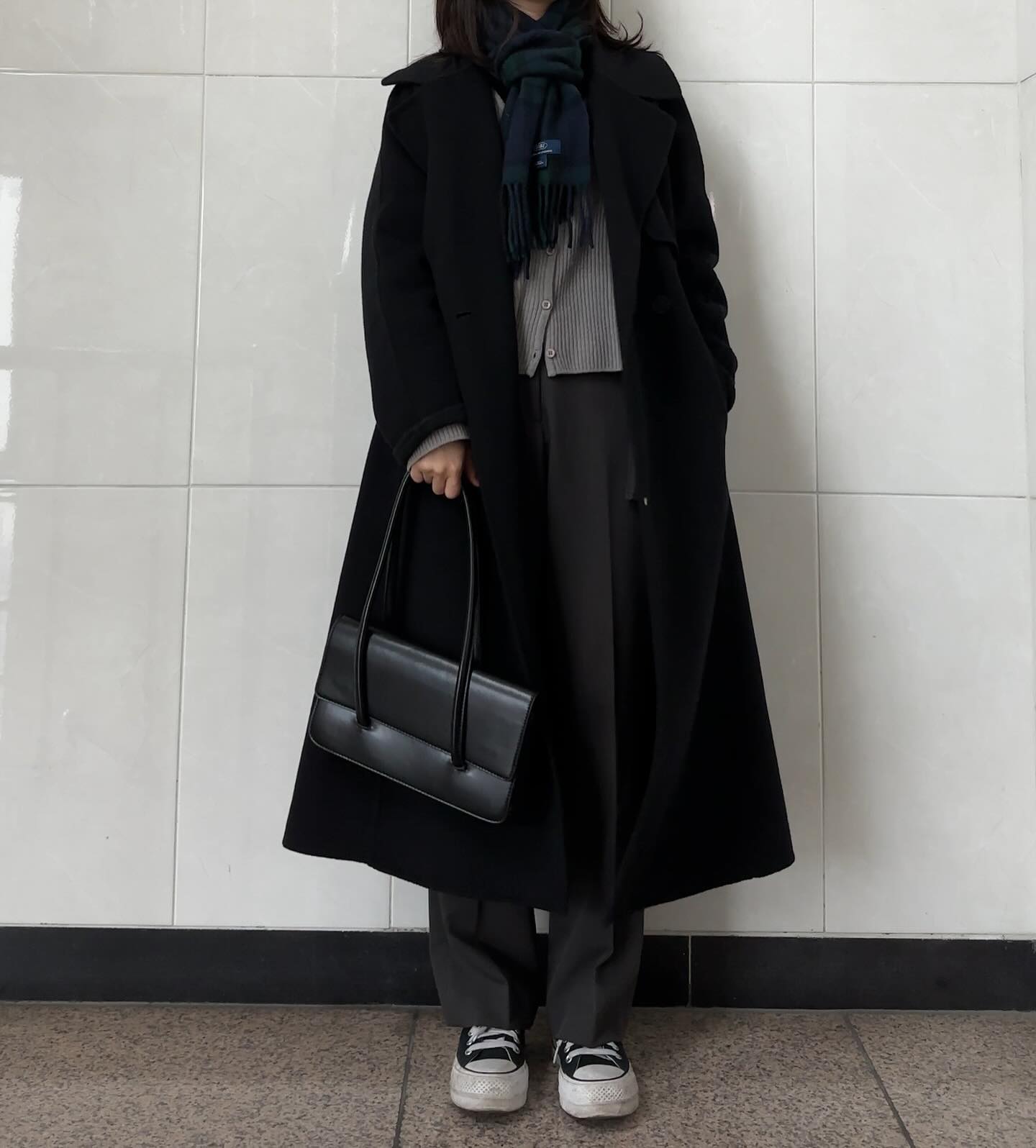 #출근룩 #dailylook #직딩룩 #ootd
☀️ -2° / 9°

제가 일주일간 코디룩을 올리지 않았던 이유는
갑자기 게시물이 삭제당하면서 경고받았기 때문입니당😭
다행히 지금은 삭제되었던 게시물이 다시 돌아왔어요!!!
무슨 이유 때문에 그런건진 모르겠지만, 혹시몰라 잠깐 쉬었어욥..
이젠 괜찮으니 다시 열심히 올려보겠습니닷✌️

Outer. listkorea 
Top. slow.and 
Bottom. withyoon.official 
Shoes. converse_kr