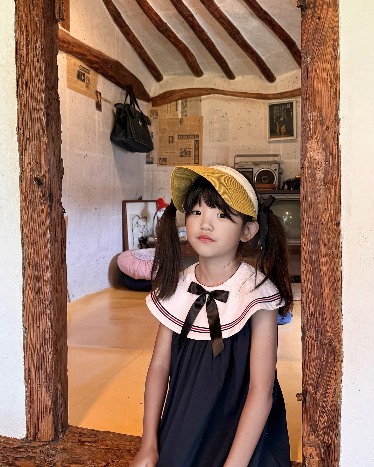 경주여행
황리단길에 너무사람많아서 급하게 틀어서 간
숙소근처의 한적한 애견동반식당👀

파워p가족들은 우연히가게된 식당도 낭만이였다
한복입은모찌도 너무귀욥🩷
또가고싶은 경주여행 

#경주가볼만한곳 #경주아이와가볼만한곳