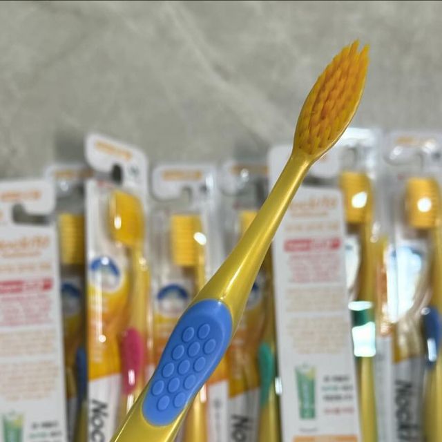  보구의맛집 on Instagram: "#녹키토금칫솔 #닥터아브 #칫솔추천

🦠약국에서 쉽게 만날 수 있는 녹키토 금칫솔 추천해드리려고 해요! 사진에서 보시다시피 금색깔로 뒤덮힌 녹키토 금칫솔은 99.9% 식용금이 함유된 칫솔이에요! 치태나 치석 제거에 최적화된 특수이중미세모칫솔인데요. 만져보면 머리카락 만지는 것처럼 상당히 부드럽고 얇은만큼 치아사이를 구석구석 씻어줘요!

🪥저는 양치를 하면서 가정 큰 걱정이 매번 잇몸에서 피가나는 것인데요 녹키토금칫솔 ;; 처음 쓰자마자;; 피 진짜 한방울도 안나는 거 실화냐,, 잇몸을 강하게 자극하지 않고 민감한 만큼 부드럽게 마사지 해줘서 치석제거에 굉장히 효과적인 것 같아요!

🤭모를 자세히 보시면 끝부분이 모두 라운딩 처리가 되어있어서 잇몸을 찌르지 않고 탄성력도 적절해서 노인분들께도 좋지않을까 하는 생각도 드네요 ㅎㅎ 저는 보통 칫솔을 한달정도 쓰고 바꾸는데 그 이유는 칫솔이 변기보다 더 세균이 많이 번식한다는 사실을 알고나서부터에요.. 그 이유를 아는 녹키토 칫솔은 세균 번식을 억제하는 식용금이 첨가되어서 칫솔 후에 입냄새도 완벽하게 제거해줍니다!!

약사분들한테도 검증을 제대로 받은 닥터아브 녹키토 금칫솔!! 요거 추천해드립니다~~~!
 

⠀⠀⠀⠀⠀⠀⠀⠀⠀⠀⠀⠀⠀⠀⠀⠀
.
.
.
.
.
#서산 #칫솔 #먹팔 #냠냠 #데일리 #맛스타그램 #소통 #좋반 #맞팔 #맛집 #먹스타그램 #금칫솔 #먹팔로우 #맛집추천 #먹팔맞팔 #좋아요 #먹팔환영 #약국칫솔 #오늘뭐먹지 #집밥 #요리스타그램 #야식메뉴 #먹소통 #먹스타맞팔 #먹팔소통 #협찬 #체험단"