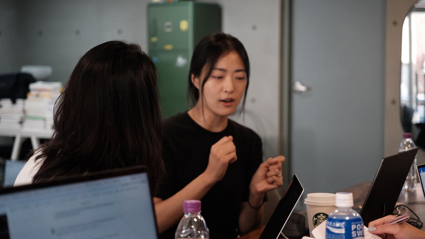 🍀지금 내가 돈을 못 번다면(만족스럽지 못하다면)끝까지 꼭 읽어야 할 글🍀

주말에 콘크리트에서 신선한 충격이 있었다.
⠀
👍🏻창간 1년 만에 책 100만 부를 판매한 천재 편집자 미노와 고스케,
👍🏻클라우드 펀딩으로 동화책 30만 부를 판매한 천재 기획자 니시로 아케히로,
👍🏻1400개 이상의 매장으로 2조원 매출을 달성한 츠타야 서점의 마스다 무네야키.
⠀
⠀
이 세 사람이 공통적으로 강조하는 한 단어가 있다는 것이다.
⠀
⠀
브랜딩? 마케팅? 심리? 기획?
이런 단어가 떠오르고 있었는데,
⠀
⠀
바로 '신용(신뢰)'였다.
어떻게든 결과를 내주겠지, 라는 신뢰.
⠀
돈이란 '신용을 수치화 한 것'이라는 것에서
예전과는 다른 울림이 내게 다가왔다.
신용이 있어야 그 사람을 찾게되고
그것이 수치화 된 것이 돈이라는 내용이다.
⠀
현재의 나의 신용은 이 정도구나. 싶었다.🫢
⠀
⠀
⠀
만약에 나의 재정 상태가 마음에 안들거나,
들어올 돈도 안 들어오고
타인의 주머니에 머물고 있다면
난 상대에게 그만큼 신용, 신뢰를 쌓지 못한 것을
보여주는 거라는 생각이 들었다.
⠀
⠀
⠀
그렇다면,
신용은 어떻게 키울 수 있을까?
⠀
🔥그 날 배운 "신용을 키우는 5가지 방법"은🔥
⠀
1. 약속 지키기 (사소한 약속이라도!)
2. 영향력을 넓히기
3. 실력을 키우기
4. 내 이름을 걸고 하기
5. 분명하게 말하기
였다.
⠀
⠀
나는 여기에
6. 감사하기
도 넣고싶다.
⠀
⠀
세상 돌아가는 일에는 당연한 것이 없다고 생각한다.
이 사람과의 인연도,
어제 친구에게 받은 안부 연락도,
오늘 내게 일어난 사건도,
지금 내 앞에 주어진 결과도.
모든 것에 당연한 것이 없다.
⠀
⠀
그래서 하나하나 크고 작은 것에
감사하고 그로인해
자연스럽게 겸손하고, 당연하게 여기지 않는 자세를
갖춰야 한다고 생각한다.
그것이 바로 신용을 키우는 또하나의 방법이라 생각한다.
⠀
⠀
감사하는 마음이 깊은 곳에서 우러나온다면,
모든 것이 당연하지 않게 되고,
그로인해 하나하나 충실하게 되고,
충실함이 쌓여
나의 영향력과 실력을 쌓아줄 것이란 생각이 들었다.
⠀
⠀
⠀
그나저나 내향인은 실시간으로 시들어가는구만..🤣
#콘크리트 #콘텐츠만들기 #신용 #돈버는방법 #신뢰쌓기 #신용쌓기 #결국은기본 
⠀
⠀
ardoryoung 
concreate_young