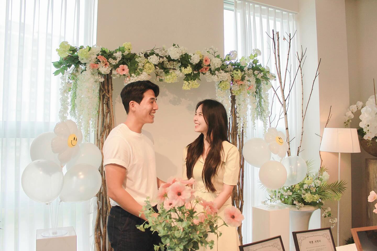 🌿
“And now these three remain: faith, hope and love. But the greatest of these is love.” 1 Corinthians‬ ‭13‬:‭13‬ 
“그런즉 믿음, 소망, 사랑, 이 세 가지는 항상 있을 것인데 
그 중에 제일은 사랑이라” 고전 ‭13‬:‭13‬ 

[약혼 서약서]

하나, 하나님의 임재 안에 하나님과 함께하는 삶을 살겠습니다.

둘, 하나님께서 예비하신 수빈이를 위해 거대한 나무가 되어
아낌없이 주고 든든한 버팀목 되겠습니다.

하나님께서 예비하신 진령이를 위해 
따스한 햇살이 되어 늘 긍정의 에너지를 전하겠습니다.

셋, 하나님이 보내시는 어느곳이든지 감사함으로 임하며,
믿음의 가정을 준비하기 위해 말씀과 기도를 놓지 않겠습니다.

지난 1년간 캄보디아에서의 시간을 통해
배우고 성장하고 위로함을 받고, 기쁨과 슬픔을 나누며
작은 것에도 기뻐하는 삶을 살았습니다.

그 시간을 잊지않고 언제나 하나님의 일꾼으로서
늘 감사함으로, 많은 사람들에게 하나님께서 주신 사랑 
나누며 선교적인 삶을 살아가겠습니다.

함께한 날 보다 함께 할 날이 더 많음이 행복합니다.

어제도 사랑했고, 오늘도 사랑하며, 내일은 더 사랑하겠습니다.

하나님께서 예비하신 사람인 만큼
하나님께 감사한 마음으로
부모님 앞에서 서로에게 약속합니다.

2024 5월 25일 서약자 천진령, 조수빈