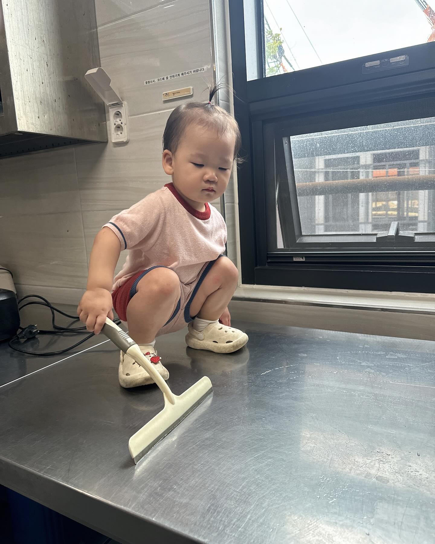 👶🏻+664일🫶

하원후 엄마 일터가서 놀기🤍
스퀴즈 가지고도 잘 놀아요~😂
귀여운 꽁지머리 윤서윤🤍

#윤서유니#하원후일상👧🏻 #엄마일터에서놀기 #스퀴즈#물기싹싹