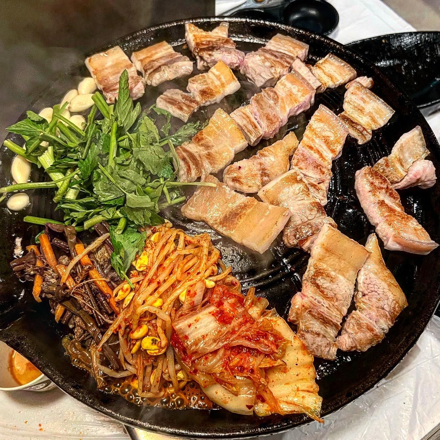 📍#구월동 [ #한돈집 ]
#협찬

카페 같은 예쁜 인테리어의 고깃집
한돈이라 신선하고 질이 좋은데 🥩
가격대가 굉장히 합리적이다

#오겹살 150g 11,900원 
#특수부위 모둠 150g 13,900 (항정/가브리/갈매기살)
#김치볶음밥 2,900원

밑반찬 종류도 파김치, 명이나물 등 다채롭고 된장찌개가 기본으로 나옴! 🥘
셀프바가 있어 편히 가져다 먹을 수 있는데
계란찜과 떡볶이도 셀프바에 있어서 무한으로 먹을 수 있다‼️

고기는 직원분들이 직접 솥뚜껑에 기름 튀지 않게 가림막까지 두고 구워주셔서 더 맛있고 편하게 먹을 수 있다 ☺
고기 구울 때 김치, 콩나물무침, 미나리, 마늘, 고사리 다 구워주심ㅜㅜ 최고👍🏻

주류는 셀프로 꺼내 마시면 되는데
소주 가격 3천원임;;ㄷㄷ 맥주는 3,500원
요즘 6~7천원도 우스운데 구월동에서 3천원이라니
친구들이랑 가서 뿌시기 좋고 👊🏻
회식장소로도 너무 좋을 듯

.

.

#허니야미_인천

.

#인천맛집 #인천맛집추천 #인천먹스타그램 #인천먹스타 #인천먹방러 #인천술집 #인천오겹살 #인천삼겹살 #구월동맛집 #구월동회식 #구월동오겹살 #구월동삼겹살 #삼겹살 #항정살 #갈매기살 #가브리살 #구월동고깃집 #먹스타그램 #먹스타 #먹스타그램맞팔 #먹팔 #먹스타맞팔 #맛스타그램