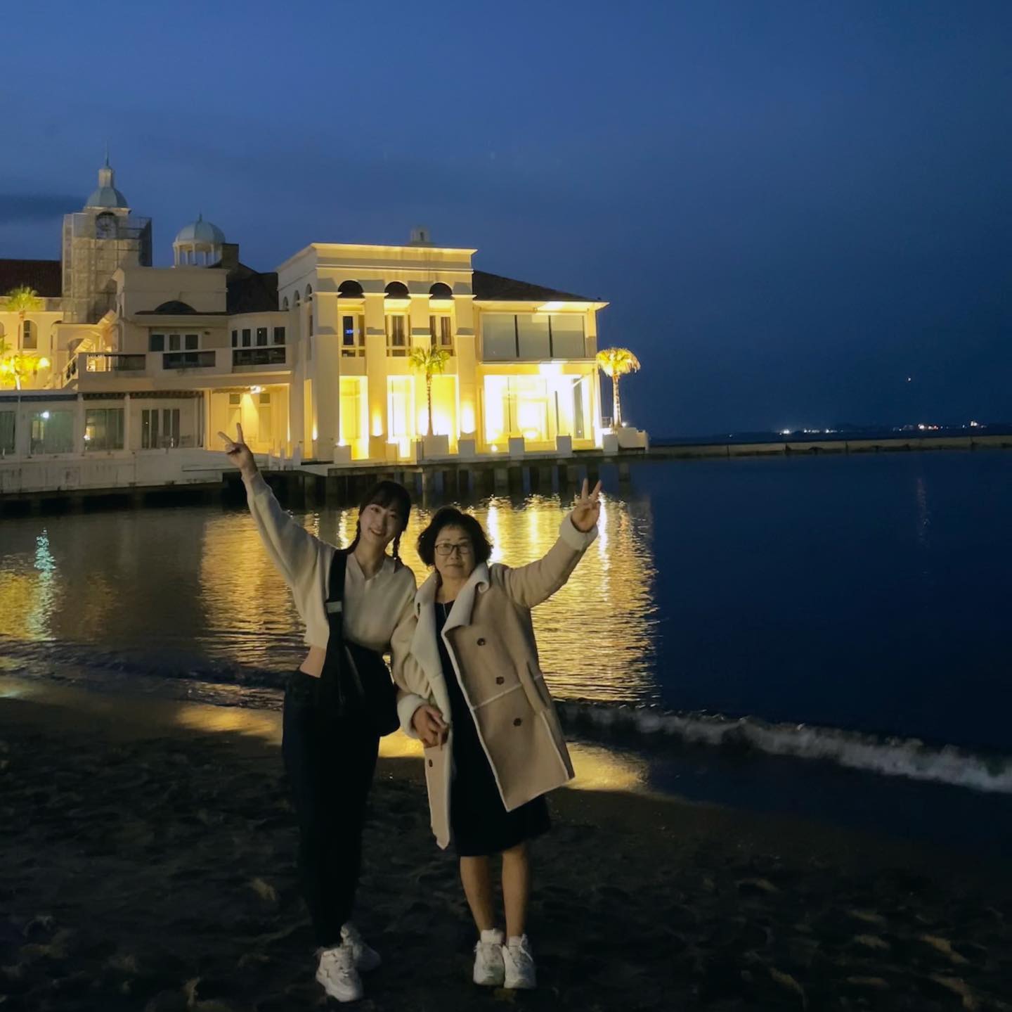 ✈️
사진을 정리해보니 정해둔 일정 바쁘게 클리어하며 다니느라 엄마랑 같이 여유롭게 찍은 사진이 많이 없어서 아쉽다.

팩키지 여행보다 빡센 일정이었던거 같다는 우리 엄마 😅
더 많은 곳을 보여주고 싶었고, 맛있는거 같이 먹고 싶었던 내 욕심 가득했던 일정.
크게 불평없이 일정 다 소화해준 엄마에게 무한 애정 ఇ 

오히려 짜증이랑 화는 내가 더 많이 냈던 여행 🙄

여행하는 시간동안 아무래도 외국에서 의사 소통 안통할 엄마를 내가 챙겨야 한다는 생각에 예민해져 있었는데.
그런 내 짜증을 다 받아준 엄마 덕분에 싸우지 않았다.
사진도 열심히 찍어주려고 노력해준 엄마 ❤️❤️

다음에는 진짜로 여유로운 일정으로 계획해서 휴양할 수 있게 해줄게요.
여행 내내 다사다난하고 사건사고?가 많았지만 무사히 한국을 돌아와서 일상을 살아가고 있음에 감사 🙏🏻
솔직히 돌아와서 일하느라 나 여행 갔다온거 맞는걸까 싶었는데
사진 정리하고 보니까 여행을 빡세게 다녀오긴 했구나 싶다.

근데 벌써 또 여행가고 싶네..
다음에는 어디로 떠나야할까

#fukuoka #일본 #후쿠오카 
#엄마랑여행하기 #모녀해외여행