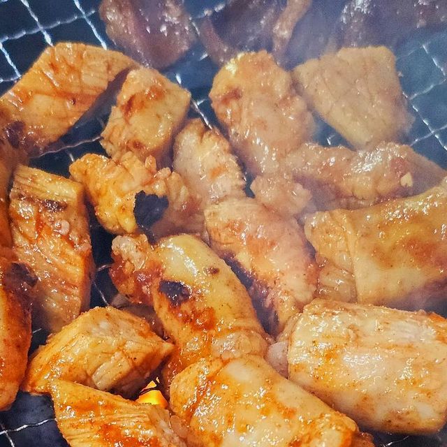  🌷먹쭈의 소소한 일상🌷 on Instagram: "#먹쭈 #광고 #부산양곱창맛집 

📍부산 동구 초량상로 102 #초량양곱창 

부산역 인근 초량에 숨은 2대째 운영하는 40년 된 가게
초량양곱창 내부는 원형 테이블과 중간에 후드로 엔틱한 분위기

양곱창모듬 200g (₩15,000)
양볶음밥 (₩5,000) 
국내산 양곱창인데도 가격이 정말 착해요

기본 찬들이 나오고 하트모양에 숯불이 올라오고 초벌 된 양곱창모듬이 나와요
모듬구성 : 곱창 대창 특양 염통 
대창, 곱창, 특양에서 나오는 기름이 숯불로 떨어지면서 불 쇼가 나는데
사장님이 타지 않게 빠른 손놀림으로 구워주세요

구워주신 양곱창 먹을때 특제소스에 찍어 먹으니 정말 맛있고
겉절이에도 먹도 양파에도 먹고 사장님이 잘 구워주셔서 그런지 더 맛있었어요
다 먹고 나면 볶음밥까지 먹어주면 배 터져요

연인끼리 또는 회식 부담 없이 양곱창 즐길 수 있는 곳 찾으신다면 부산 동구 초량양곱창 추천드려요
맛도 있고 찾아본 곱창가게 중 가성비 넘버원이에요

#부산양곱창 #부산곱창 #초량곱창 #초량역곱창 #부산역곱창 #부산역양곱창 #부산양곱창맛집 #부산곱창맛집 #부산맛집추천 #30년전통맛집"