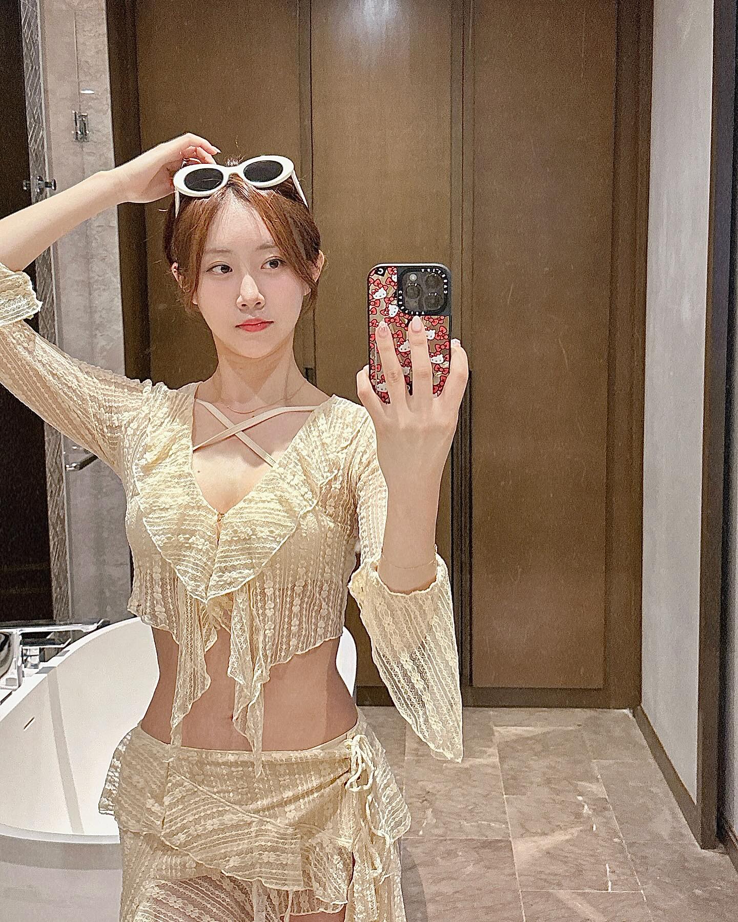 #거울셀카 어려워🙂‍↕️

여행가면 꼭 끼는 반지가 있는데
호텔에서 잃어버렸다😱 
컨택중인데 과연 쉽핑 받을 수 있을까🤔

#젠틀몬스터마르지엘라 #마르지엘라선글라스 #마르지엘라
