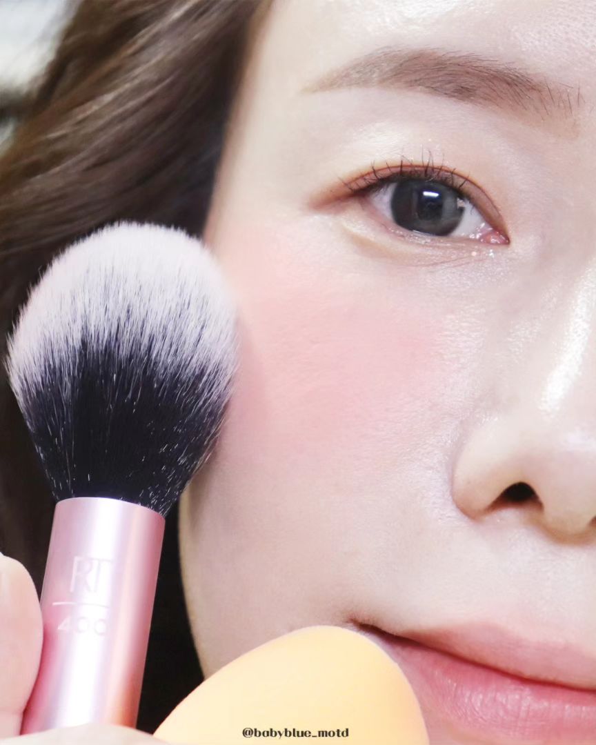 #제품제공 코덕이라면 요거 모르는 분 안계시죠?🥰

realtechniqueskorea
바로 쫀쫀 베이스 메이크업 필수템 
◾️#리얼테크닉스 미라클 컴플렉션 스펀지

한번도 안 써본 사람은 있어도
한번 만 쓴 사람은 없는 원조 #메이크업스펀지 예요!
#올리브영 후기만 해도 어마어마함!👍👍

둥근면으로는 넓은 부위에 평평한 면으로는 누르듯 얹어주면 밀착력도 up!
뾰족한 좁은 면으로는 커버가 필요한 부분에 쓸 수 있어요.

이렇게 3부분의 컷팅면으로 각각 얼굴 굴곡에 필요에 따라 사용할 수 있고 물을 묻혀 짜낸 뒤에 사용하면 자연스럽게 촉촉한 광채피부 💦 표현도 가능해요.

걍 손으로 바를 때랑 비교 불가!😆

◾️리얼테크닉스 블러쉬 브러쉬

풍성한 모 자체도 촘촘 부드러워서 수채화 처럼 맑게 물들인듯한 브러쉬 연출에 찰떡이에요!

혹은 피니싱 파우더를 균일하게 도포할때,
턱선쪽에 둥글게 굴리면 그림자 윤곽을 만들고 싶을 때도 쓸 수 있으니까 활용도도 좋아요!

#올리브영추천템 으로 만나보세요!

#올리브영추천 #올리브영브러쉬 #브러쉬 
#브러쉬추천 #메이크업브러쉬 #메이크업추천
#코덕맞팔 #코덕