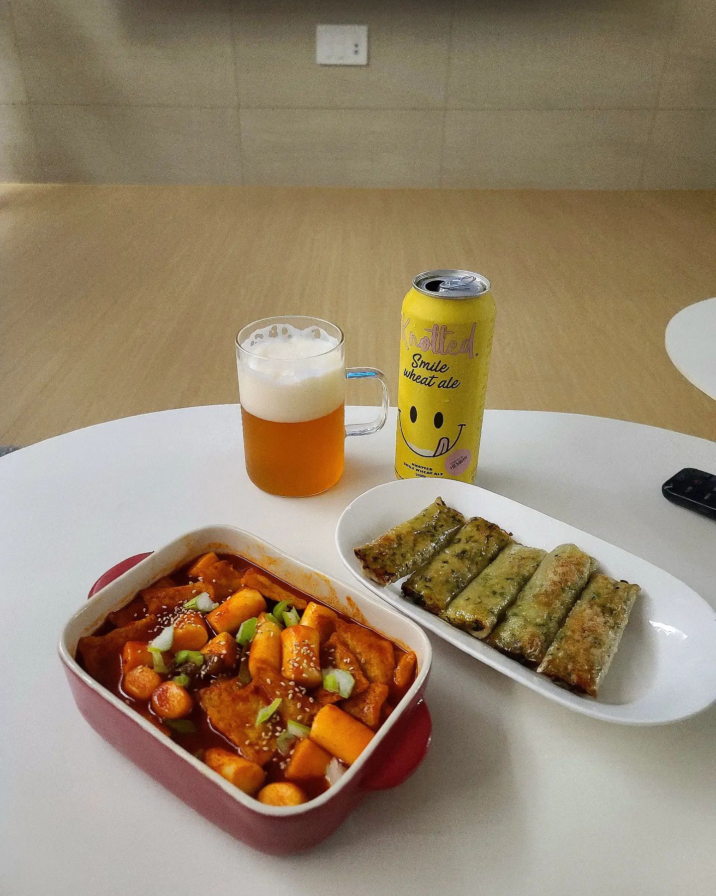 야식은 왜 맛있는거죠?ㅎㅎ
.
떡볶이에 군만두 조합은💕
.
거기에 맥주까지🍺
혼자먹는 이맛👍👍👍👍👍
.