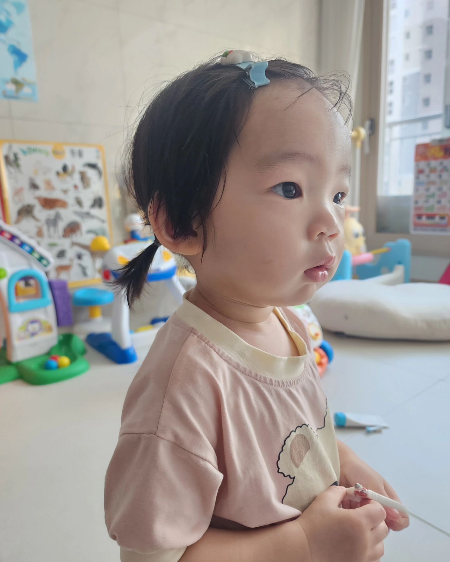 아빠랑 할미가 딸을 원해서 너를 딸처럼 
머리카락 묶어봤어ㅋㅋㅋ
남자긴남자네 뭔가 붕 뜨네ㅋㅋㅋㅋ

#14개월아기 #육아 #육아그램 #아기모델 #이쁜아기 #아들맘 #0613오늘우리는 #건강만해0613 #몽요일아침 #등원준비