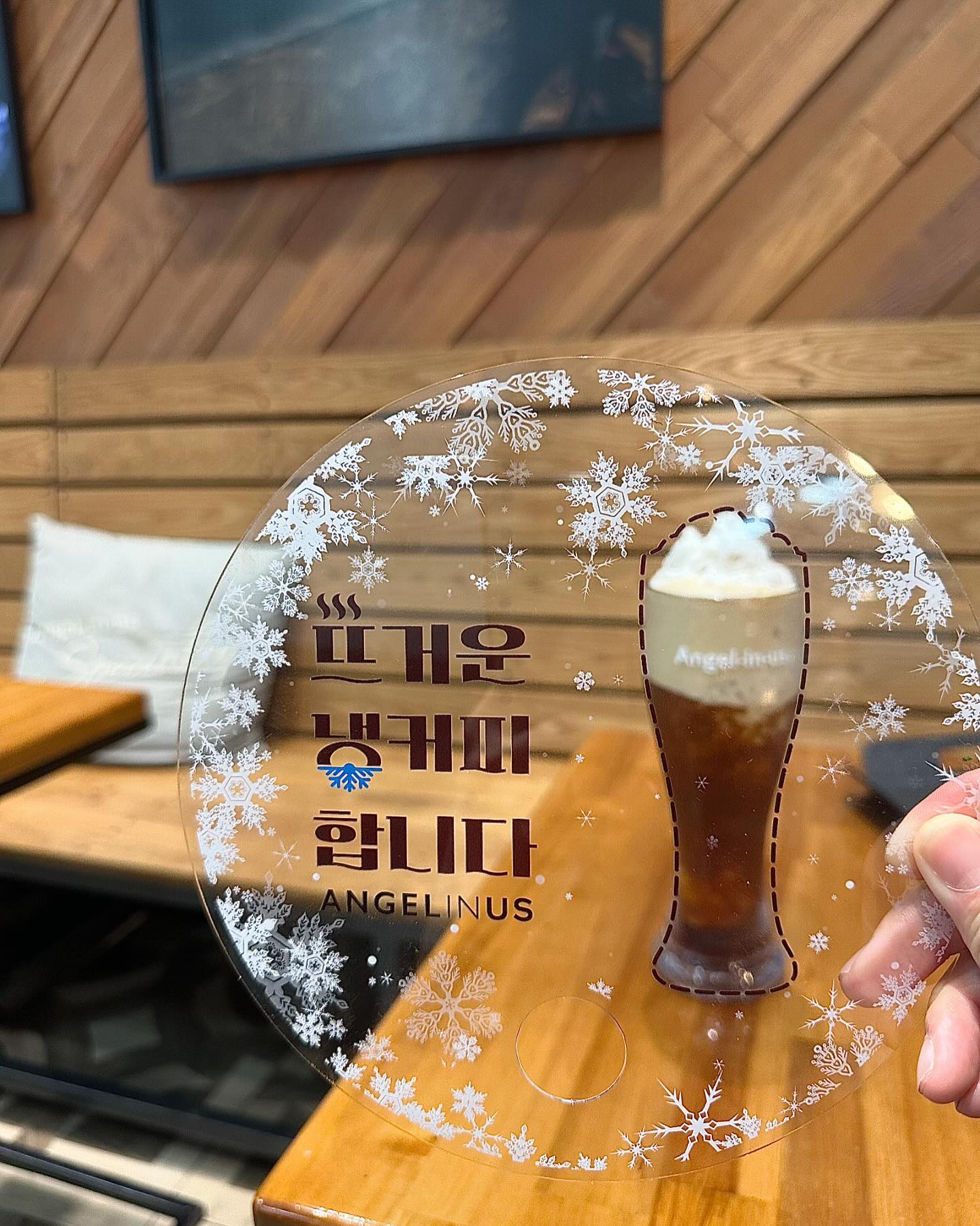 #협찬
엔제리너스  아메리치노 크러쉬
이제  여름에는 엔제리너스 뜨거운  냉커피 
아메리치노 크러쉬  마시려구요😊
100도씨의  뜨거운  물을 부우면  아래부터  살얼음이 동동~
일반 아이스아메리카노보다 5도씨  더낮은 시원한커피라서 
정말 시원한데요  마실때마다  느껴지는 쿨링크레머 
저을수록  시원함이  더  가득~ 이예요
커피도  맛있고  분위기도  좋았던  동탄역엔제리너스😊

요즘  날씨  너무  덥잖아요 시원한 엔제리너스  아메리치노크러쉬 마시고  이벤트도  도전!해보세요 
 주문할때 뜨거운 냉커피 주세요“ 멘트로 아메리치노를 주문해서  드시면 
부채굿즈  주시는데요  부채굿즈와함께  아메리치노크러쉬  사진인증하시면  에어팟맥스 주는  이벤트가있어요
 저는  이미  도전😊

이벤트 링크 : https://www.instagram.com/p/C8-3w4wOI8C/?igsh=cDYxM3E0MDBkeWNr
 모두  이벤트  ㄱㄱ 

#엔제리너스 #뜨거운냉커피 #아메리치노 #아메리치노크러쉬 #아메리치노브리즈 #뜨냉 #엔제리너스신제품 #커피메뉴추천 #카페추천 #엔제리너스메뉴 #커피 #아이스커피