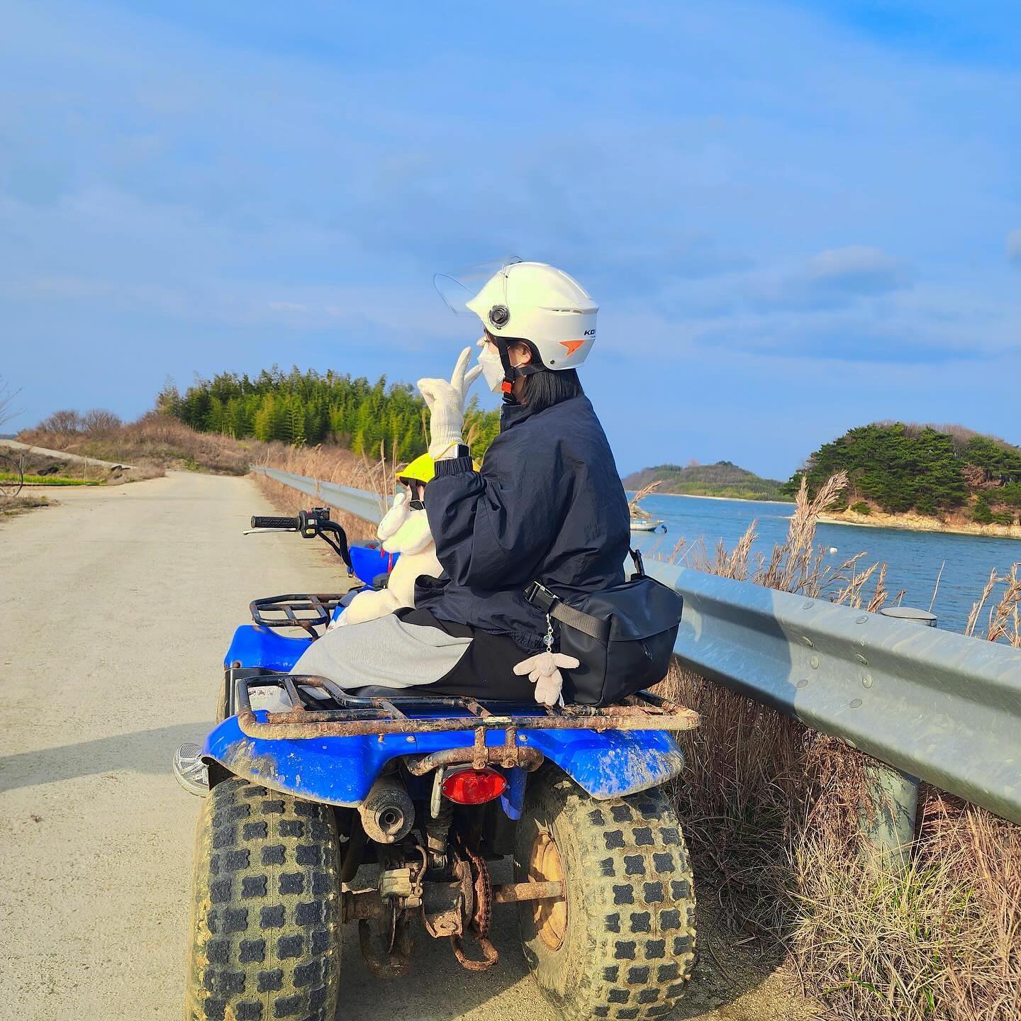 #협찬

#태안 #아기랑갈만한곳 

#바다비펜션
📍충남 태안군 고남면 편교동길 122 펜션 바다비

-사륜바이크 체험
-승마 체험/ 말 먹이 체험
-감성바베큐
-애견동반👌
-방방, 그네 등 놀이시설 👌

도하가 봄방학중이라 같이 놀러갔다왔어요!
물론, 방학이 없는 아빠는 집에,, 두고왔어요ㅋㅌㅌㅌ

안면도 바다비 펜션은 다른 펜션과는 조금 다르더라구요!

잠자고 먹기만 하는게아니라,
🚜사륜바이크/🐴승마/🥕말먹이 체험이 있어요!!

자동차 러버 권돠를 위해, 사륜바이크 타고 말 먹이까지 ㅋㅋㅋ

자전거를 못탈뿐 운전도 하는데 뭐! 했는데,
제가 사륜바이크를 못타더라구요?ㅋㅋㅋㅋㅋㅋ
(내가 운전하는데 권돠 그만하라고 소리지름;;)

주인아즈시가,, 절레절레 하더니 도하랑 저를 태워주셨죠,,
감삼다!!😁

그래도 사진은 제가 운전한것처럼 잔뜩 찍어왔어요ㅋㅋㅋㅋㅌㅋ

그리고 말 먹이 체험까지!
당근!당근! 하면서 도하도 신이나서 말 먹이 줬습니덩🥕

마지막으로 감성넘치는 텐트 안에서 불멍과 바베큐까지!
너무 완벽했던 하루라 또 가고싶어요ㅠㅠ

태안/보령쪽으로 아이랑 놀러가실땐,
바다비펜션도 추천해요!!진짜로! 나 진짜 또 가고싶으니까!!!!👍

#태안 #안면도 #태안펜션 #가족펜션 #사륜바이크 #승마체험 #말먹이주기 #일상 #육아 #육아스타그램