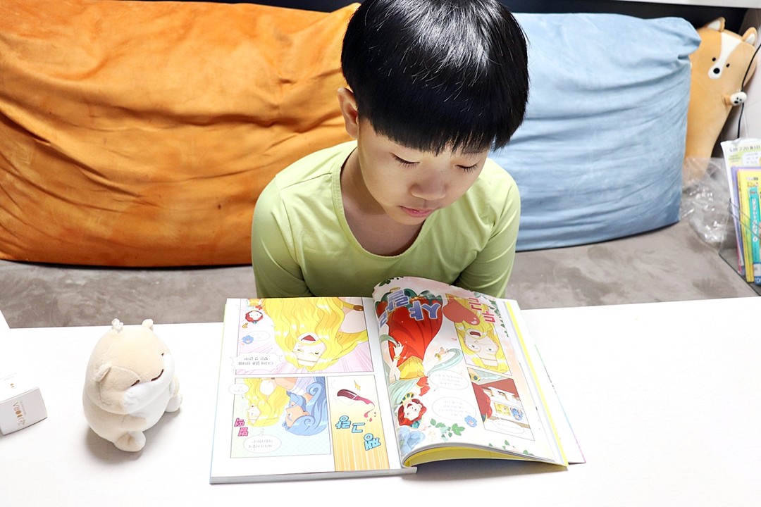 #협찬 이지만 진심을 담아 쓴 서평입니다. 

그리스 로마 신화를 어린이 눈높이에 맞춰 쉽고 흥미있게 만화로 재구성한 <설민석의 그리스 로마 신화 대모험> 
6권 신간에서는 가정의 여신 헤라에 대한 이야기를 다루고 있어요. 

바람둥이 제우스와 정식으로 결혼한 신들의 여왕 헤라!
하지만 결혼 후에도 신, 요정, 인간 등 가리지 않고 다른 여성들과 사랑을 나누는 제우스 때문에 
마음 고생이 많은 그녀에요. 

순결의 여신 아르테미스를 따르는 아름다운 공주 칼리스토, 그녀와 그 아들이 큰곰자리와 작은곰자리가 된 이야기 
헤라의 사제 이오를 흰 암소로 변신시킨 것을 헤라에게 들켜 벌을 받게 된 이야기. 

그와 사랑을 나눈 여인들에게 엄청난 대가를 치르게 하는 그녀의 행동으로 질투에 눈먼 여신이라는 오명도 있긴 한데요.
그녀는 가정의 여신이기에 가정을 지키기 위한 노력의 한 부분이었다고 너무 나쁘게만은 보지 말자구요. 

<설쌤의 그리스 로마 신화 대모험>은 설쌤의 이야기와 신해라의 그림으로 만나보는 또 다른 그리스 로마 신화 이야기로 이야기 속에 빠져들만한 흡입력이 있어요. 
흥미진진한 이야기와 함께 보기 쉽게 차근차근 설명이 되어 있어 어려울 수 있는 그리스 로마 신화와 좀 더 친근하게 다가갈 수 있지요. 
보기 쉽게 정리한 신화 정보와 시각 자료들로 신화와 관련된 명화, 이야기 배경 사진 등 신화에 대한 정보들도 접할 수 있고요. 
oX퀴즈, 다른 그림 찾기, 그림 퍼즐, 초성 퀴즈, 낱말 퍼즐, 색칠하기 등 재미난 놀이도 있어 재미도 챙길 수 있답니다. 
아이들과 함께 읽어보시면 부모님도 아이들도 그리스 로마 신화의 재미에 빠져들게 되실거에요. 
 
https://youtu.be/gYpTr6EI3mA?si=W4ZubgUXG0Ixu3gp 

https://www.yes24.com/Product/Goods/124435315

#설민석 #설쌤 #학습만화 #초등학습만화 #그리스로마신화 #가정의여신 #헤라 #헤라의분노 #제우스의아내들 #이오 #칼리스토