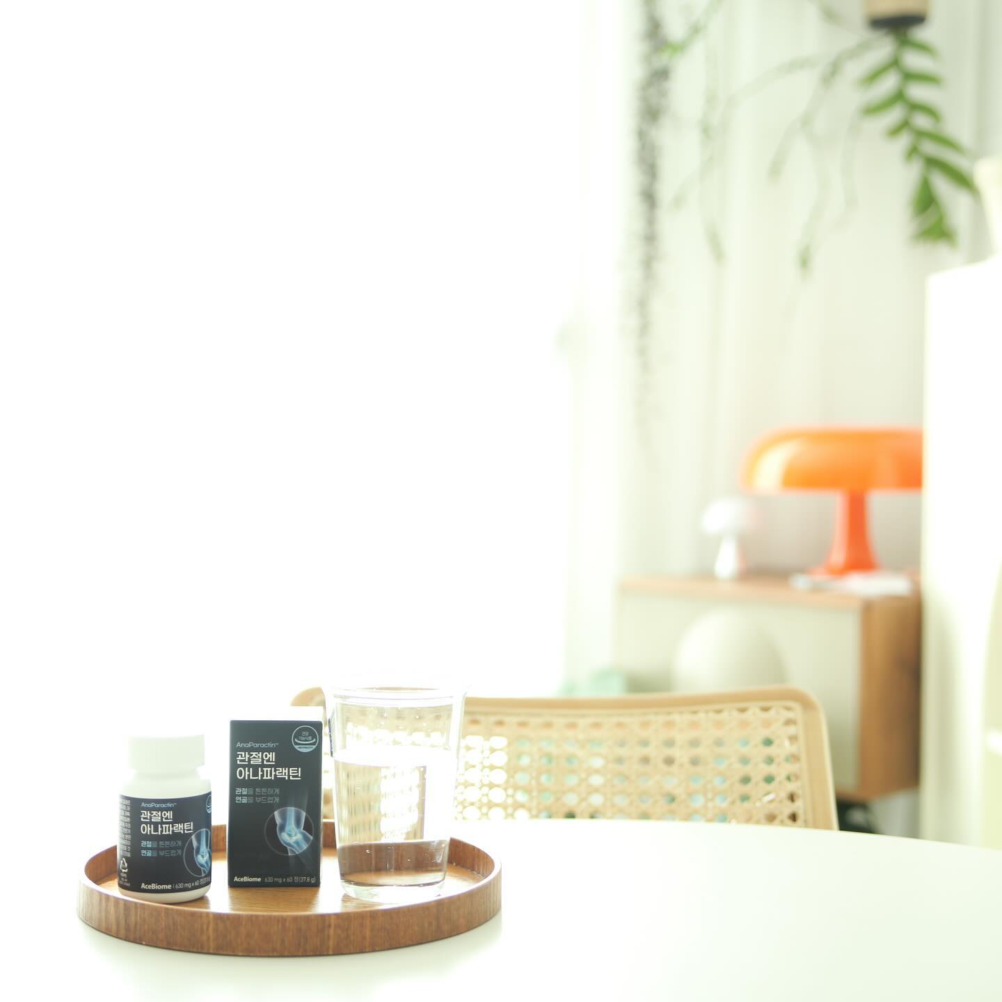 #광고 acebiome_official 

있을 때 챙겨야 할 것, 소중한 내 뼈 건강!
한살 한살 나이가 드니, 관절도 예전같지 않아요..
미리 챙겨주고 싶어 요즘 관절엔 아나파랙틴 먹고 있어요!

관절엔 아나파랙틴은
관절, 연골, 뼈 3중 기능성 건강기능식품으로
관절 간강을 위한 신소재 '천신련추출물' 300mg과
연골 건강을 위한 N-아세틸글루코사민(NAG) 500mg!
그리고 뼈 건강을 위한 비타민D와 그외 10가지 부원료 함유하고 있어요.

기능성 원료인 천심련추출물에 대한 인체적용 시함결과
관절 뻣뻣함 개선과 관절 통증 개선 등 신체적 기능 개선 확인했는데요~

쓴맛으로 유명한 천심련이지만,
당의정 코팅 기법을 적용해 편하게 섭취 가능해요!

관절, 연골, 뼈 걱정이시다면,
관절엔 아나파랙틴으로 쉽게 케어해보세요🫶🏻

#관절건강 #연골건강 #뼈건강 #관절엔아나파랙틴 #에이스바이움 #나이엔장사없다