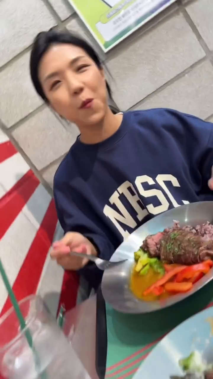 신촌 매장 갈 때마다 들렀던 preppers.korea 프레퍼스에서! 
비프 커리 덮밥이 새로 나와서 먹으러갔디!!!!! 
(운동하고 씻고 나왔더니 머리 산발인건 이해좀;)
단백질 채운다고 맨날 닭찌만 먹다가 ㅠ 비프 먹으니 육즙이 오마갓😇
커리랑 같이 먹으니 느끼하지도 않고 밥에 야채까지
탄단지 완벽해서 아주 굳이다 이말씀이야아
프레퍼스 다른 메뉴들도 다 맛있으니 다들 운동 끝나고 단백질 채울 때 꼭 들러보길 바래!!!!
아 오늘 카메라 감독 좋았다 _2_yk_ 
#프레퍼스 #다이어트식단 #다이어터외식 #다이어터식단 #운동하는여자 #운동하는직장인 #비프 #비프커리 #비프커리덮밥 #덮밥 #다이어터 #유지어터 #유지어터식단 #reels #reelsinstagram
