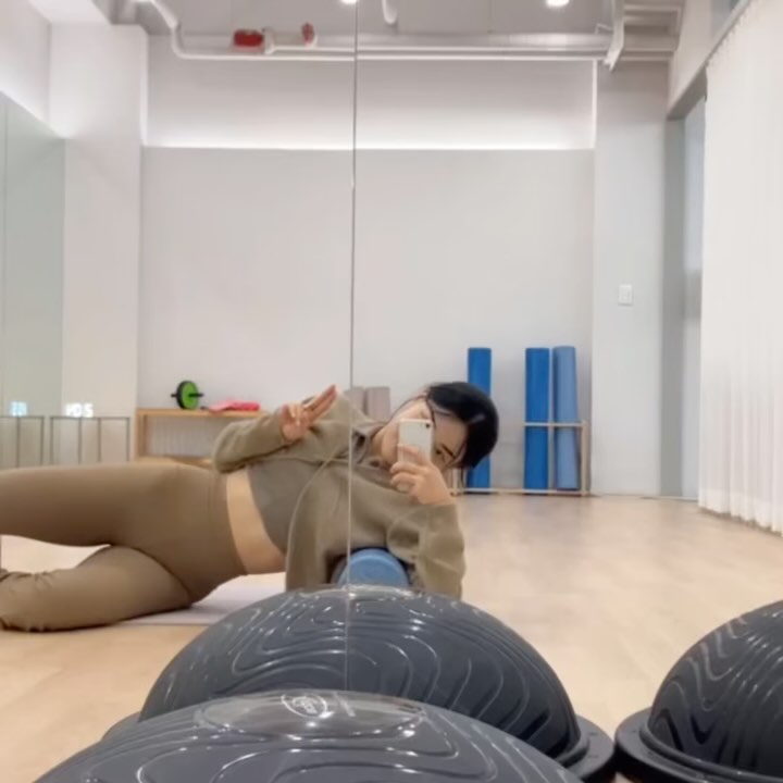 회원님들께 더 깊이 있는 레슨을 전달하기 위해
매주 부산에서 클래식 필라테스를 배우며
몸과 마음을 더 단단히 다져가고 있습니다. 🌱✨

필라테스는 처음엔 낯설고 어렵게 느껴질 수 있지만,
몸이 익숙해지고 변화가 찾아오면
그 과정 속에서 느껴지는 묘한 시원함과 성취감이 있습니다.

새롭고 도전적인 동작도
반복하다 보면 점차 몸이 가벼워지고,
스스로에 대한 믿음이 생기는 걸 느낄 수 있어요.

필라테스의 본질을 이해하고
그 깊이를 회원님들께 온전히 전달하는 것.
그게 제가 이 일을 하는 이유이자 목표입니다. 🧘🏻‍♀️🌟

해부학, 근육의 쓰임, 몸의 연결성까지
더 깊이 공부하며,
제 몸으로 직접 느끼고 고민하는 과정을 통해
회원님들과 함께 변화의 즐거움을 나누고 싶습니다.

💬 가르친다는 건
회원님들과 함께 성장해가는 과정이라고 생각합니다.
필라테스를 통해 도전 속에서 찾아오는
그 시원함과 성취감을 함께 느껴봐요.

앞으로도 멈추지 않고 노력하며
회원님들과 함께 성장하는 강사가 되겠습니다.
˗ˋˏ💪🏻🌟🤍 ˎˊ˗