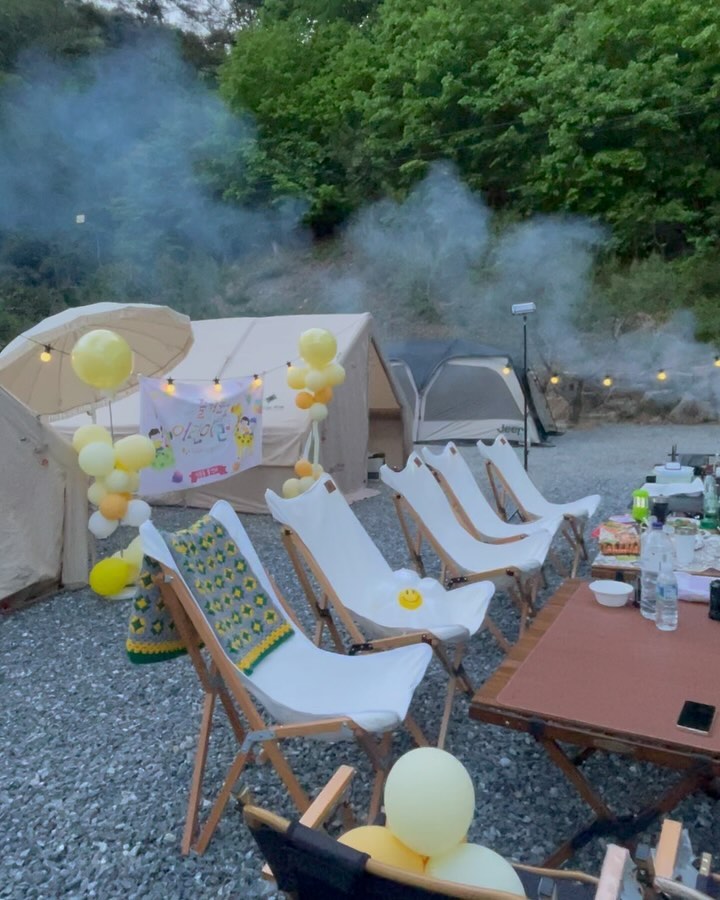.

캠핑 너~~~~무 좋다!!!

밤에 별 보고
아침에 삼겹 먹고 
해먹에서 솔솔 부는 바람에 낮잠도 자고
영월에서 사 온 전병과 닭강정에 낮술도 하고
아이들은 비누방울 불고 물고기도 잡고
모닥불에 고구마도 구워 먹고
이런게 행복이지 그렇지💛

세가족캠핑하기💛

#캠핑#5월의캠핑#어린이날#캠핑하기좋은날⛺️ 
#힐링의시간#행복하다#올해첫캠핑#캠핑스타그램 
#삼형제맘#삼형제가사는집#seraleelife