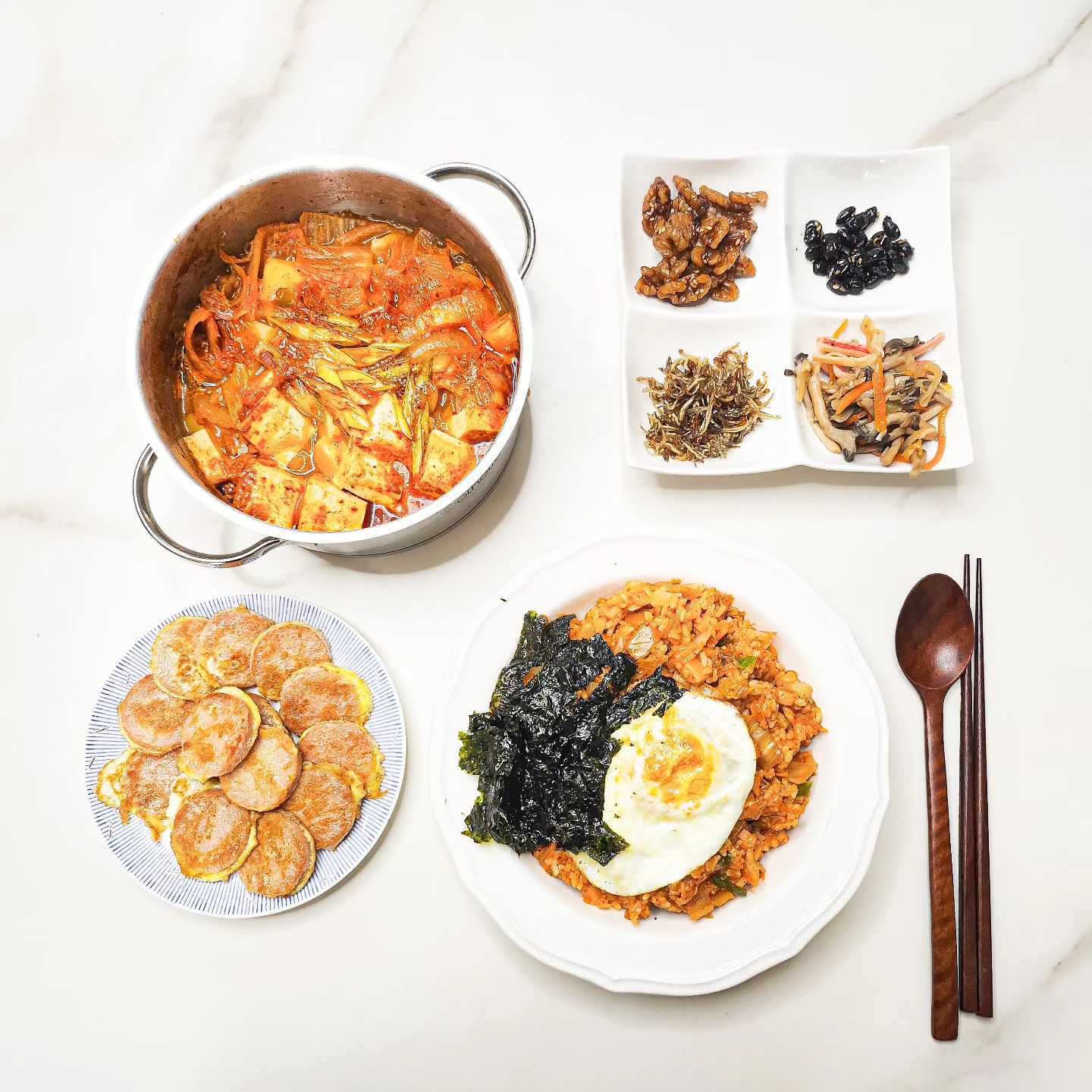 #제품협찬 #풀무원
-
-
어떤 김치를 쓰느냐에 따라 확 달라지는 나의 김치찌개와 김치볶음밥... 이제 안녕🖐🏻

풀무원 요리용 볶음밥용 김치와 찌개용 김치를 사용하면 언제나 한결같이! 맛있는! 요리를 할 수 있다구요오👍🏻👍🏻

시원하게 맛있게 익힌 아삭한 식감의 #볶음밥용김치
파기름으로 맛을 내어 밥만 넣어 볶아주면 누구나 맛있는 #김치볶음밥 완성❤

깊은 맛으로 잘 익혀 김치찌개에 먹기 좋은 사이즈로 썰어담은 #찌개용김치
사골육수가 더해져 감칠맛 대박👍🏻

추가재료로 좋아하는 어떤 재료를 넣어도 잘 어울리게 요리가 완성되는 #풀무원요리용김치 완전 좋네😆
-
-
#풀무원김치 #김치추천 #간편요리 #자취요리 #한그릇요리 #간단레시피 #초간단요리 #김치찌개레시피 #김치볶음밥레시피