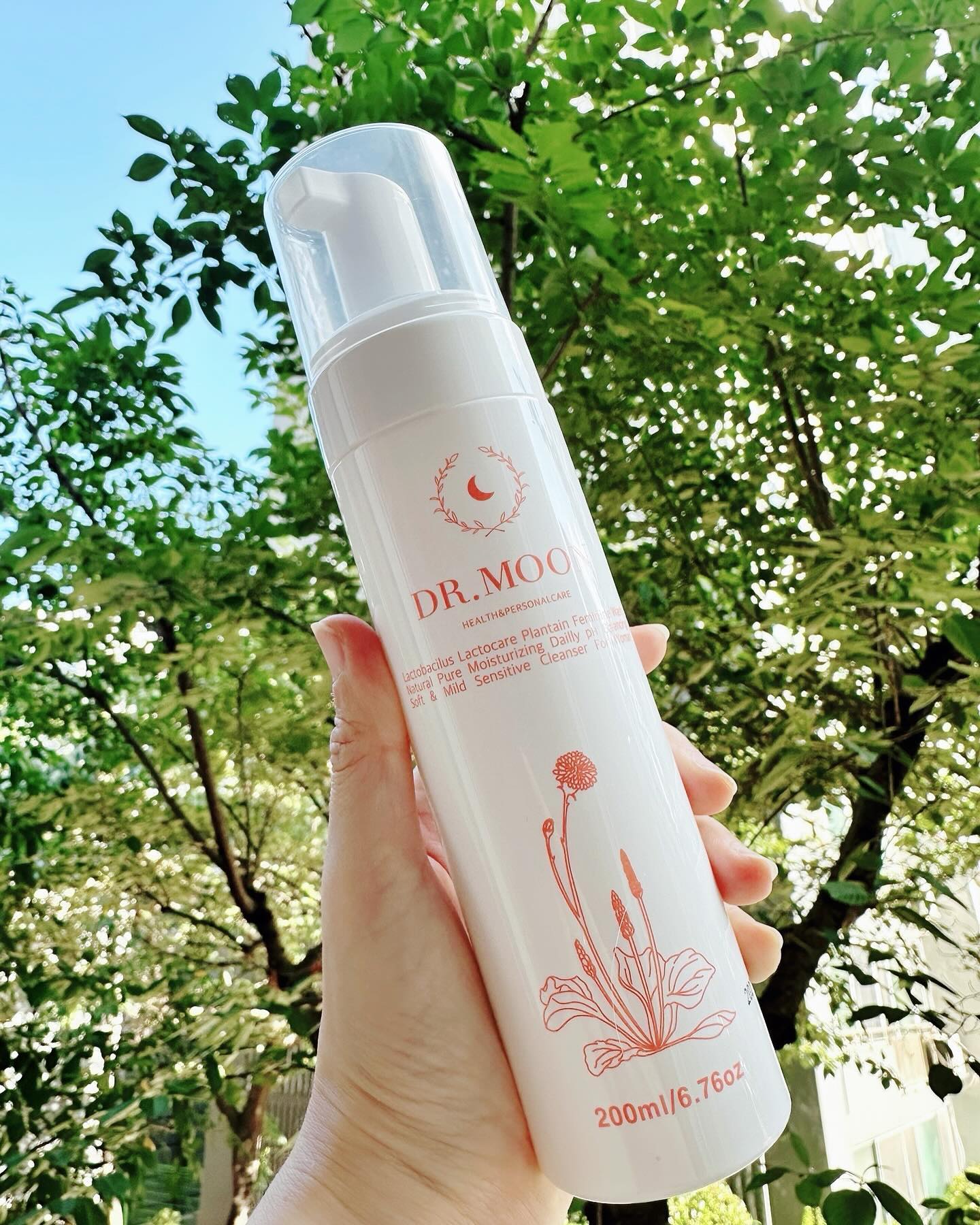 #협찬
닥터문 - 유산균 락토케어 질경초 여성 청결제 200ml (폼타입)

온 가족이 사용 가능한 저자극 데일리 이너클렌저!
여자에게 좋다는 질경초가 들어있는 유산균락토케어 질경초여성청결제.🙋🏻‍♀️
질경초를 비롯한 자연유래성분들로 이루어진 여성청결제로 불결함은 물론 악취도제거하고 약산성으로 유지해줘요!
대용량을 써보고 200ml를 사용해보니 확실히 사이즈별 장점이 있네요!
휴대하기 좋아서 여행 갈때도 들고 갈수 있었고,
폼타입이라 빠르게 사용이 가능하고 향기가 너무 좋아요.😃♥️♥️

✔️질경이추출물, 락토바실러스 / 약모밀잎추출발효여과물 (1940ppm) 성분 함량
✔️pH 5.5 약산성 밸런스로 건강하게 Y존 관리
✔️50가지 자연유래 추출물은 덤! 피부 진정, 보습 등 안심케어도 가능.

#Y존케어 #질경초여성청결제 #유산균락토케어 #대용량여성청결제 #약산성여성청결제 #대용량여성청결제 #Y존청결제 #이너케어 #여성청결제 #폼타입