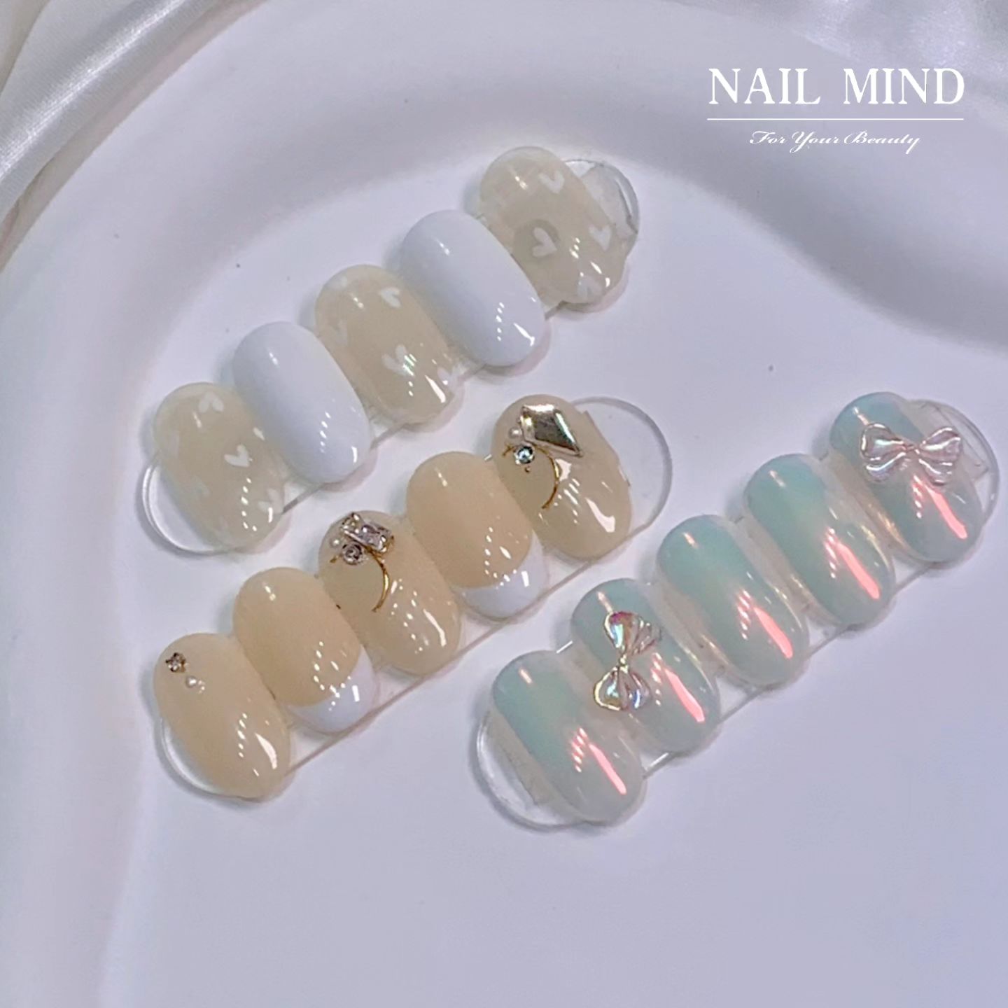 웨딩 네일 모음이라 부르지만
누구나 할 수 있는 디자인♥︎
nailmind_3277377 
어느 옷에도 휘뚜루마뚜루 잘 어울리는
화이트 스킨톤은 손이 어두운 고객님들도
형광등 킨 듯! 밝아지는 착시효과를 느끼실 수 있어요! 저의 십 여년간 네일 인생 중 최애 컬러는화이트 랍니다🤍 
그만큼 질리지 않고 손이 깨끗해 보이고 언제 해도 기분이 좋아지는 컬러에요 ㅎㅎ 
최애추천!!ㅋㅋㅋㅋ🤗🤗

✔️이달의 아트는 현금가 입니다. 

📍 이달의 아트 30% 할인
📍 이월 아트 20% 할인 

* 10년 이상의 경력&노하우 꼼꼼 시술
* 모든 젤 시술 시 오래가는 오버레이 젤 무료
* 손 주변 굳은살 드릴 관리 무료
* 카카오 채널 등록 시 5,000원 할인 쿠폰 증정 
(당일 사용 가능)
* 네이버 영수증 포토리뷰 5,000원 할인

#김해네일 #김해손톱연장 #김해손톱연장전문 #김해웨딩네일전문 #김해웨딩네일 #김해네일아트 #네일마인드 #주촌네일 #삼계동네일