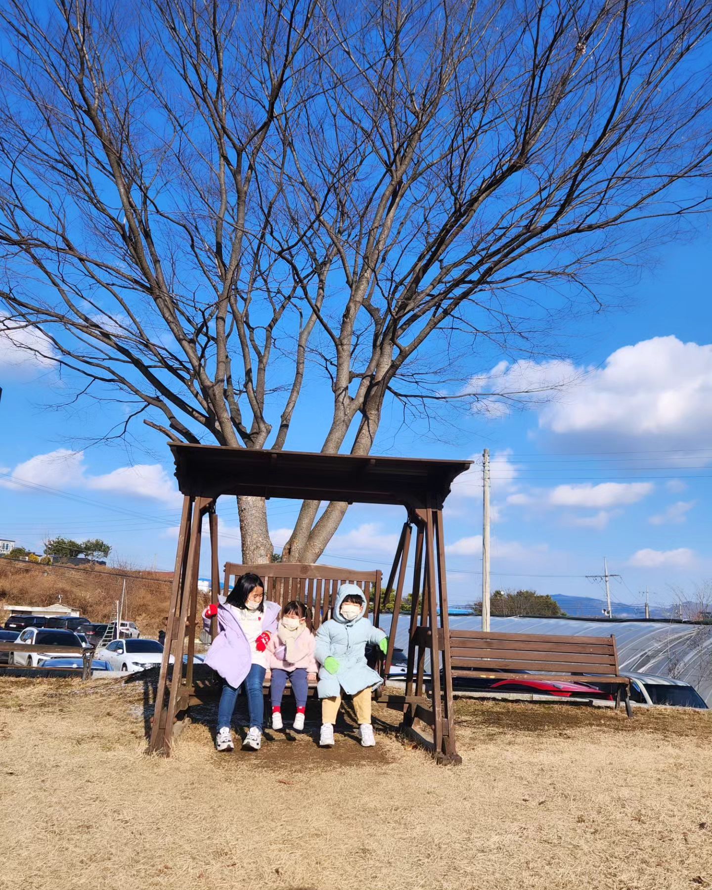 #겨울놀이 #연날리기

아후담 삼남매랑 주말에 연날리기🪁
쌀쌀하지만 뛰어노느라 더워했던 아가들=)

#남매스타그램 #삼남매 #육아스타그램 #일상스타그램 #전통놀이 #육아일상 #아기스타그램 #하늘예쁘다