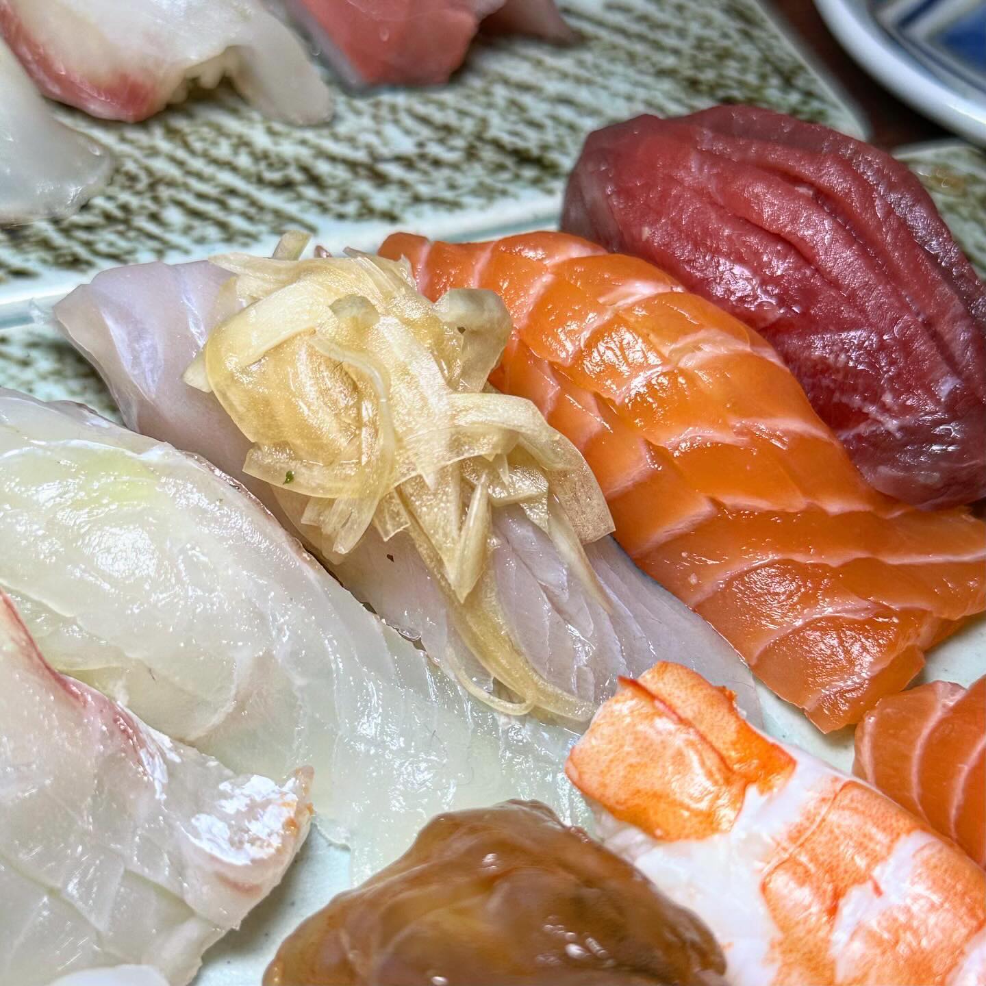 🐽 272번째 메뉴 : 아차산역 스시오리

아차산역, 어린이대공원역 인근에 
아주아주 맛있는 초밥집을 발견해서 소개해드려요 👏🏻

모든 초밥메뉴 주문 시 
자완무시, 미니우동, 우유푸딩이 기본 서비스로 나오는 곳! 

🏷️ 특모듬초밥 (11p)
활어, 혼마구로속살, 연어, 한치, 초새우, 
간장새우, 안키모, 오늘의초밥이 구성이예요 
하나하나 다 맛있는 초밥 구성인 것 같아요 🍣
쫀뜩쫀뜩 신선한 생선살에 초밥 사리까지 맛있어서 
초밥 맛집이라 자부해요 👍👍

🏷️ 고로케
사이드로 주문한 고로케는 
꽉 채워진 감자에 빵가루가 바삭하게 씹혀서
계속 손이 가는 사이드 메뉴예요 -! 

횟감도 두툼하니 씹는 맛이 최고였어요 🫢
내부도 깔끔하고 직원분들도 친절하셔서
맛있고 기분 좋은 식사였습니당 〰️

내공이 느껴지는 초밥이 땡기신다면
#스시오리 추천드려요👏🏻👏🏻👏🏻

🌠 가게 : 스시오리
🌠 주소 : 서울 광진구 천호대로132길 56
🌠 영업시간 : 11:30 〰️ 22:00