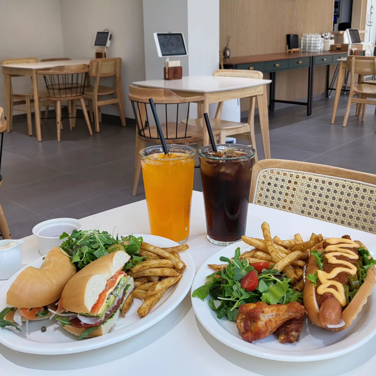 북유럽 감성 가득한 밤리단길 브런치 맛집 #깡패고양이 #협찬 

*주문한 메뉴*
연어 아보카도 샌드위치 17,000원
비프칠리핫도그 17,000원
콜라/환타 각 3,000원

밤리단길에 마이애미 호텔 출신 셰프가 요리하는 브런치 맛집이 오픈해서 다녀왔다🥰
주차 난이도 최상으로 유명한 밤리단길에, 주차가 여유로운 브런치 가게라니.... ! 방문 전 부터 아주 기대가 가득가득ㅎㅎ 

나는 연어 아보카도 샌드위치, 남편은 비프칠리 핫도그를 주문 했는데, 아주 굿 초이스였다🫶
특히 남편이 주문한 비프칠리 핫도그는 적당히 매콤한 칠리소스의 맛과 치즈의 조합이 아주 좋았다. 완전 미쿡느낌 가득했고 핫도그 빵도 바삭해서 새로웠음!😋
각 메뉴의 구성도 아주 알찼는데, 감자튀김, 샐러드, 그리고 버팔로 윙까지 다양해서 골라 먹는 재미가 있었다 :)

북유럽풍 감성 가득~~한 밤리단길 신상 브런치 맛집 깡패고양이, 다음번엔 에그베네딕트와 라이스보올 먹으러 재 방문 할 것 같다🥰

✔️위치-> 경기 고양시 일산동구 산두로175번길 14-2 1층

#밤리단길맛집 #일산맛집 #밤리단길레스토랑 #밤리단길데이트 #밤리단길브런치 #리뷰노트 #밤리단길브런치맛집 #일산브런치 #일산브런치카페 #일산브런치맛집