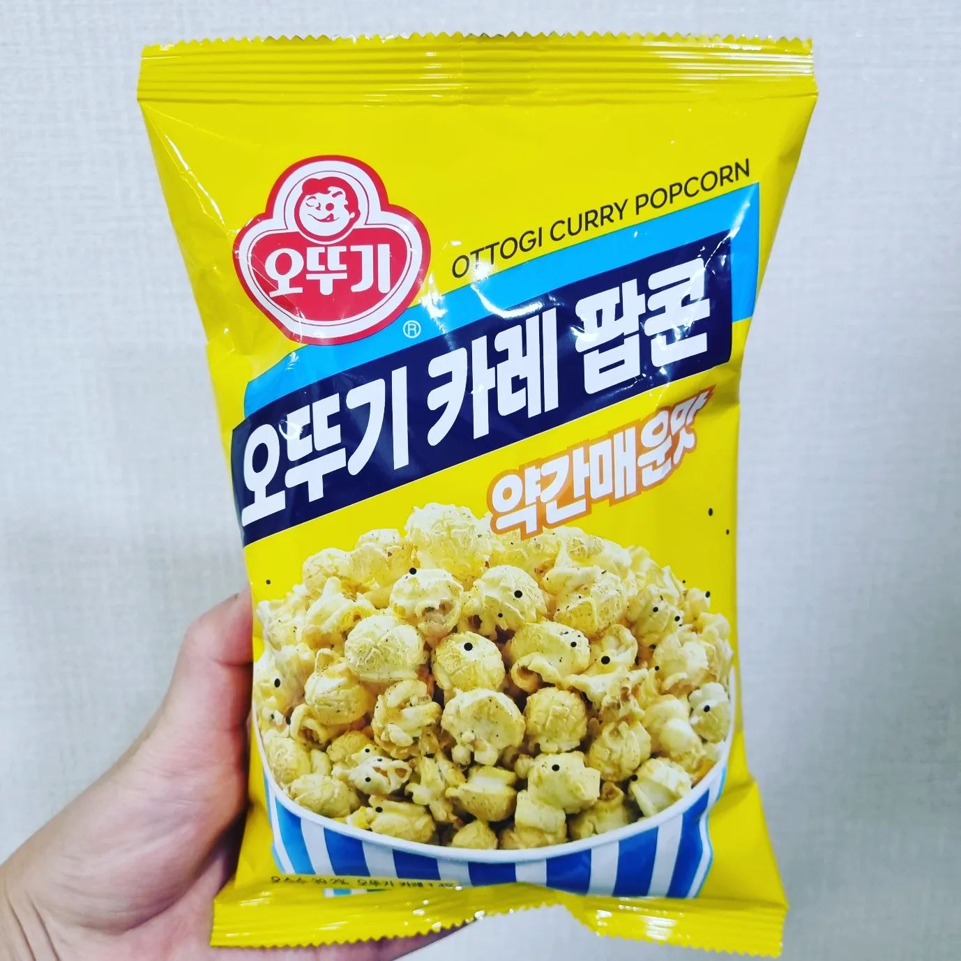 #오뚜기카레팝콘
포장보고진짜카레인줄🤣🤣
카레맛진~하게나면서
약간매운맛이라서약간매움ㅋㅋ
.
.
#오뚜기카레팝콘약간매운맛 #카레팝콘 #카레맛팝콘 #신상과자 #신상간식 #신상팝콘 #팝콘