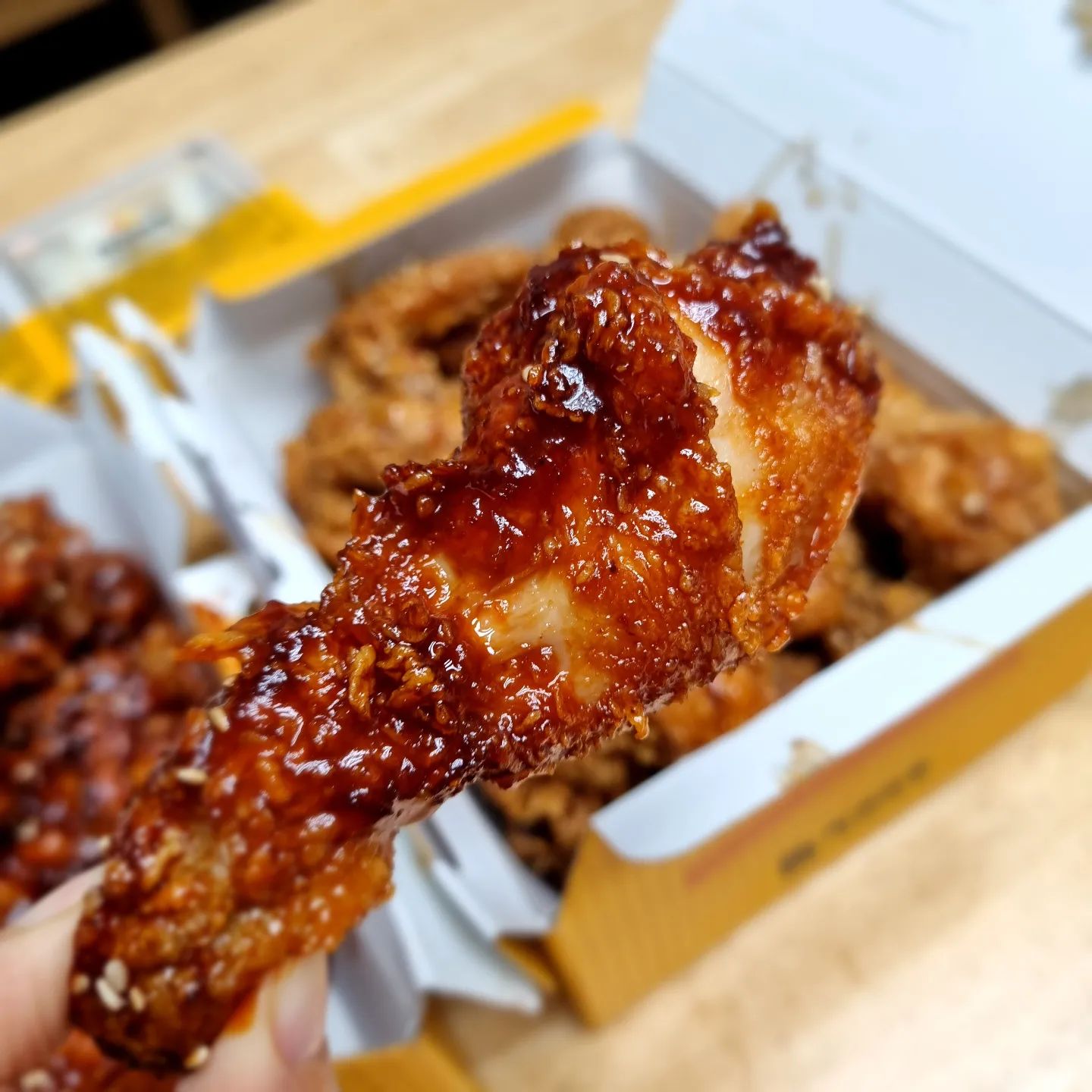 #협찬

밥하기 싫은날 저녁엔 치킨이죠!
퇴근길에 전화해두고 찾으러가면
뙇 준비되어있는!!

포장하면 4000원 할인이라
두 마리 사도 부담없어요^^

매운치킨 좋아하는 저는
치킨마루 레드핫 강추!
맵찔이 초딩은 쏘이츄나 후라이드 강추!

점심한끼도 15000 인 시대에
치킨한마리 14000 원 넘나 혜자스러운♡

🎉🌈 지금 치킨마루에서 숏폼콘테스트
이벤트중이예요~~
40초 이내 세로 영상촬영!
😆주제는  치킨마루 메뉴추천/치킨마루가생각나는순간/
치킨마루를더맛있게 즐기는법!!

💓대상은 아이맥
펩시상은 다이슨무선 청소기 등
치킨마루 상품권까지
총 상금 천만원이니 모두
참여해보아요!!

#치킨마루숏폼콘테스트 #숏폼 #공모전 #콘테스트 #치킨마루

chickenmaru_official