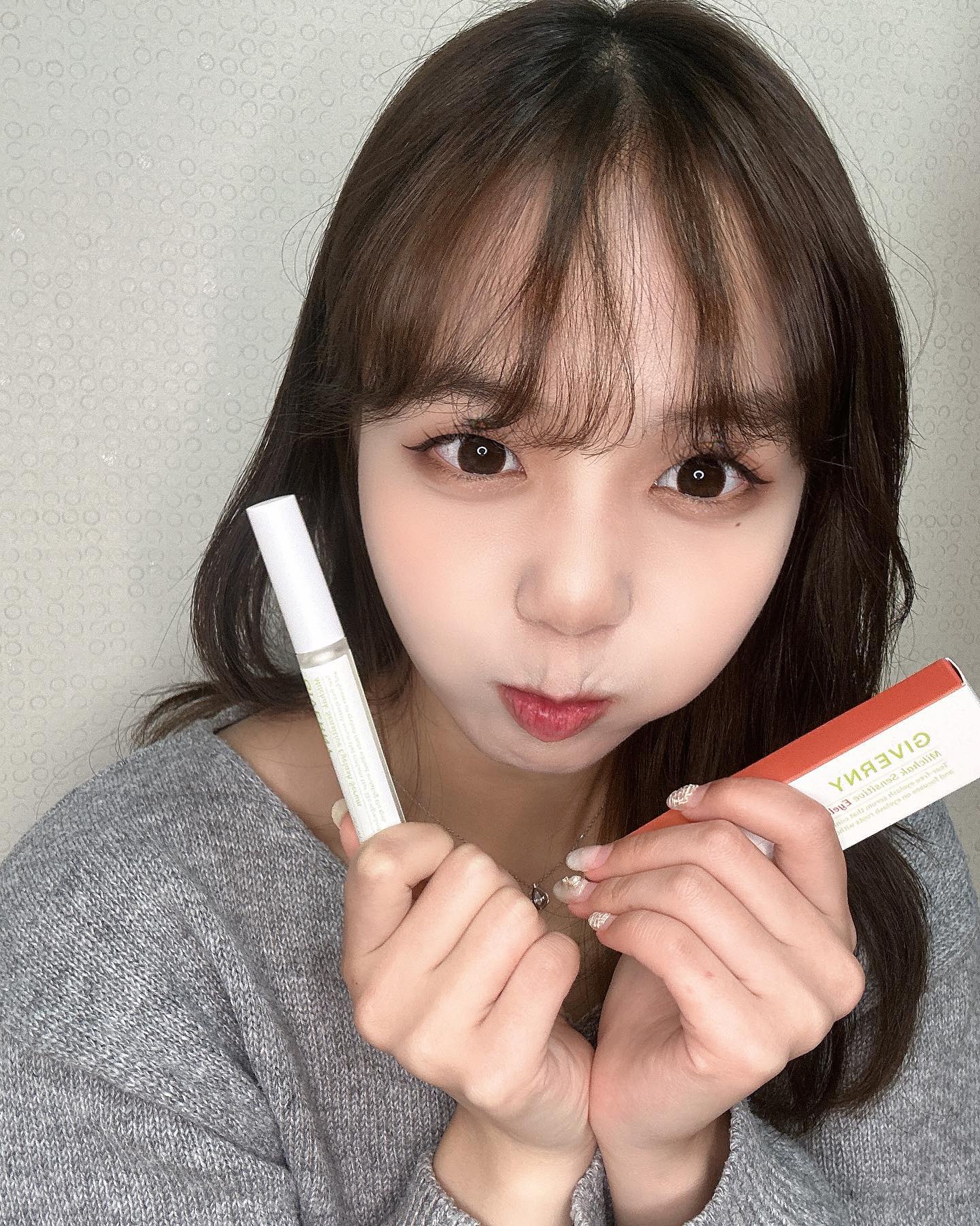 #광고 지베르니 밀착 센서티브 아이래쉬 세럼+지베르니 마스카라
바르면 바를 수록 채워지고 더 예쁜 컬링을 도와주는 지베르니 센서티브 아이래쉬 세럼!
저는 속눈썹이 너무 길어서 펌을 자주해서 속눈썹이 자주 상했는데 눈 자극 없이 속눈썹 케어해주는 제품을 찾았어요
눈가 자극 없이 속눈썹 뿌리부터 집중 케어!
평소 바르던 것과는 차이나게 끈적임이 없더라구요
그래서 요새 제 속눈썹은 킬고 손상이 적어졌어요
거기다가 지베르니 마스카라가 더 컬을 살려주니 또렷한 눈매로 잡아주더라구요!

센서티비 아이래쉬 세럼과 지베르니 마스카라 찰떡궁합>_<

#지베르니 #Giverny
#밀착센서티브마스카라롱래쉬 #롱래쉬마스카라 #탱글카라 #올리브영마스카라 
#마스카라 #올리브영마스카라추천 #신상마스카라 #신제품마스카라
#센서티브아이래쉬세럼 #아이래쉬세럼 #속눈썹영양제 #신상 #지베르니속눈썹영양제 
#속눈썹영양제추천 #아이세럼#메이크업 #필수템#좋아요#협찬