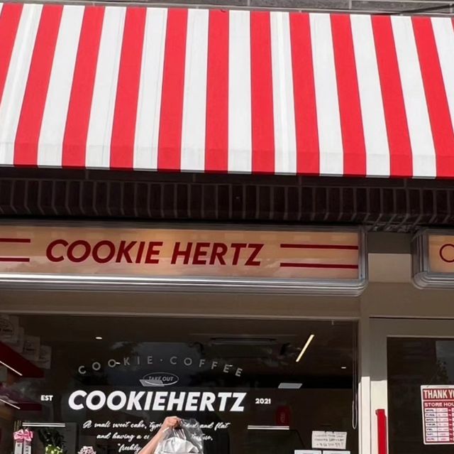 은지 on Instagram: ". 포토존 맛집🍪🍒 . #강남#양재역#쿠키맛집#쿠키헤르츠 #약과쿠키#오레오스모어쿠키#쿠키볼 #디저트#양재역쿠키#포토존맛집 ✨️"