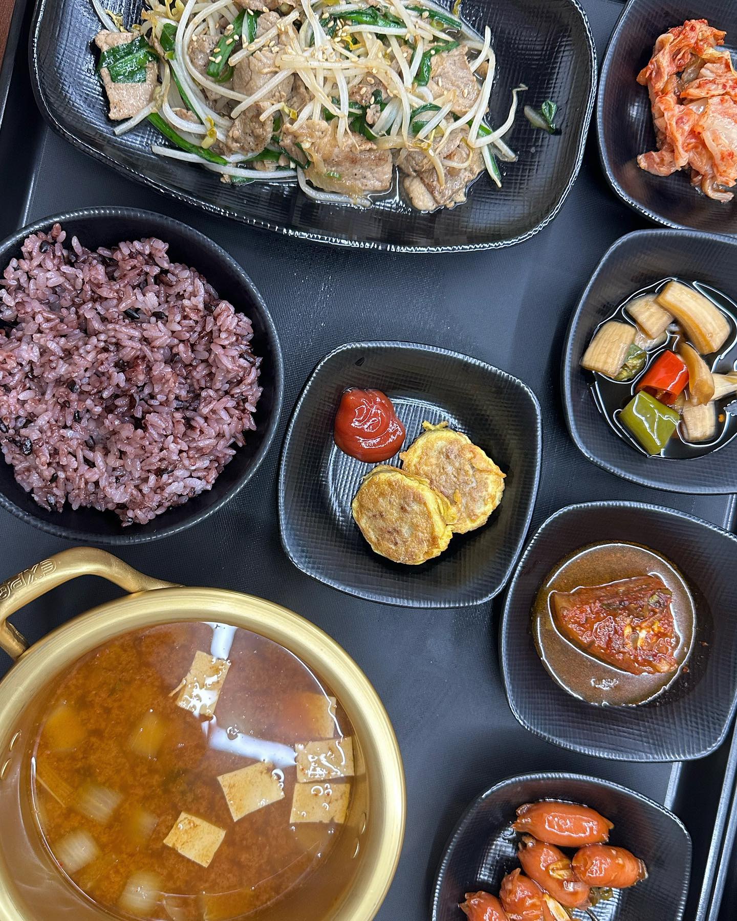 매일 메뉴가 바뀌는 천안 백반집“일반식당”🍚#협찬
➿
천안 두정동에 위치한 매일 메뉴가 다양한 메뉴를 먹을 수 있고, 혼밥또는 혼술로도 먹기 편한 가정백반집✨
➿
⏰영업시간 11:00 ~ 20:00
브레이크타임 15:00 ~ 17:00
라스트오더 20:00
➿
📍위치
충남 천안시 서북구 두정중11길 61 1층 일반식당
➿
ꯁ자세한 사항은 프로필 링크로 확인해주세요ꯁ