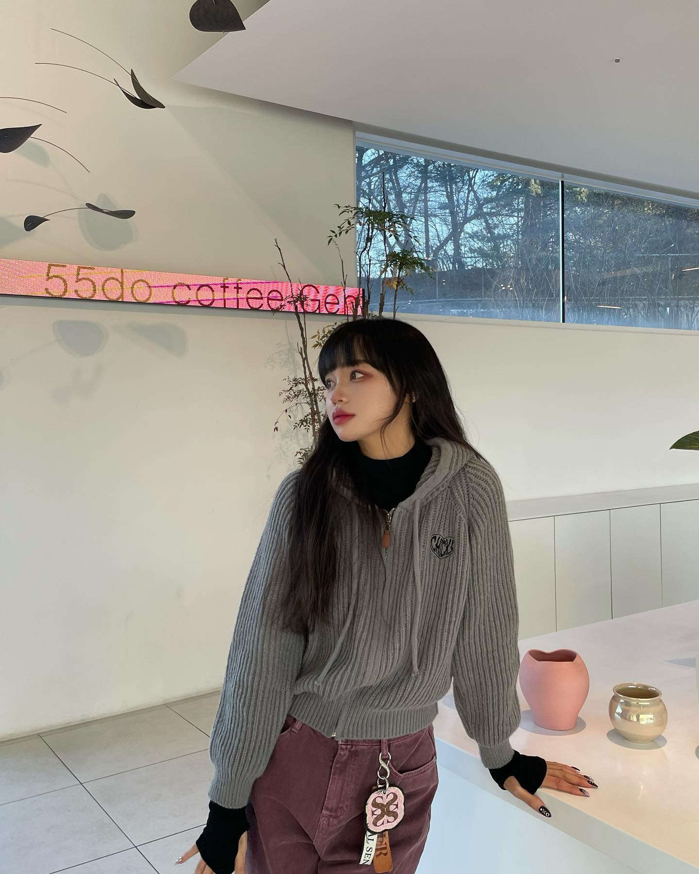이날 룩 너무 맘에 들고 ,, ₍₍ ( ๑॔˃̶◡ ˂̶๑॓)◞♡
카페 인테리어랑 코디도 잘어울려서 신났던 ㅎㅎ💕
📍Cafe- cafe_55do 

-
#착장정보 #협찬제품 
👕상의 chicks.co.kr 
◻️HOFE 니트 후드 후드집업 (Grey)
넘 이쁘고 재질도 탄탄한 #칙스 #니트후드집업 
제가 입은 제품은 무신사 [칙스]페이지에서 바로 구매 가능해요🤍
#CHICKS #니트후드 

👖하의 waar_official 
◻️W104 다잉 워싱 와이드 팬츠 (Burgundy)
버건디 색감이 너무 이쁜 #와르 의 #와이드팬츠 
핏감도 핏감이지만 채도 낮은 버건디 색감이 완전 내 취향이다 💕 
#WAAR #여자청바지