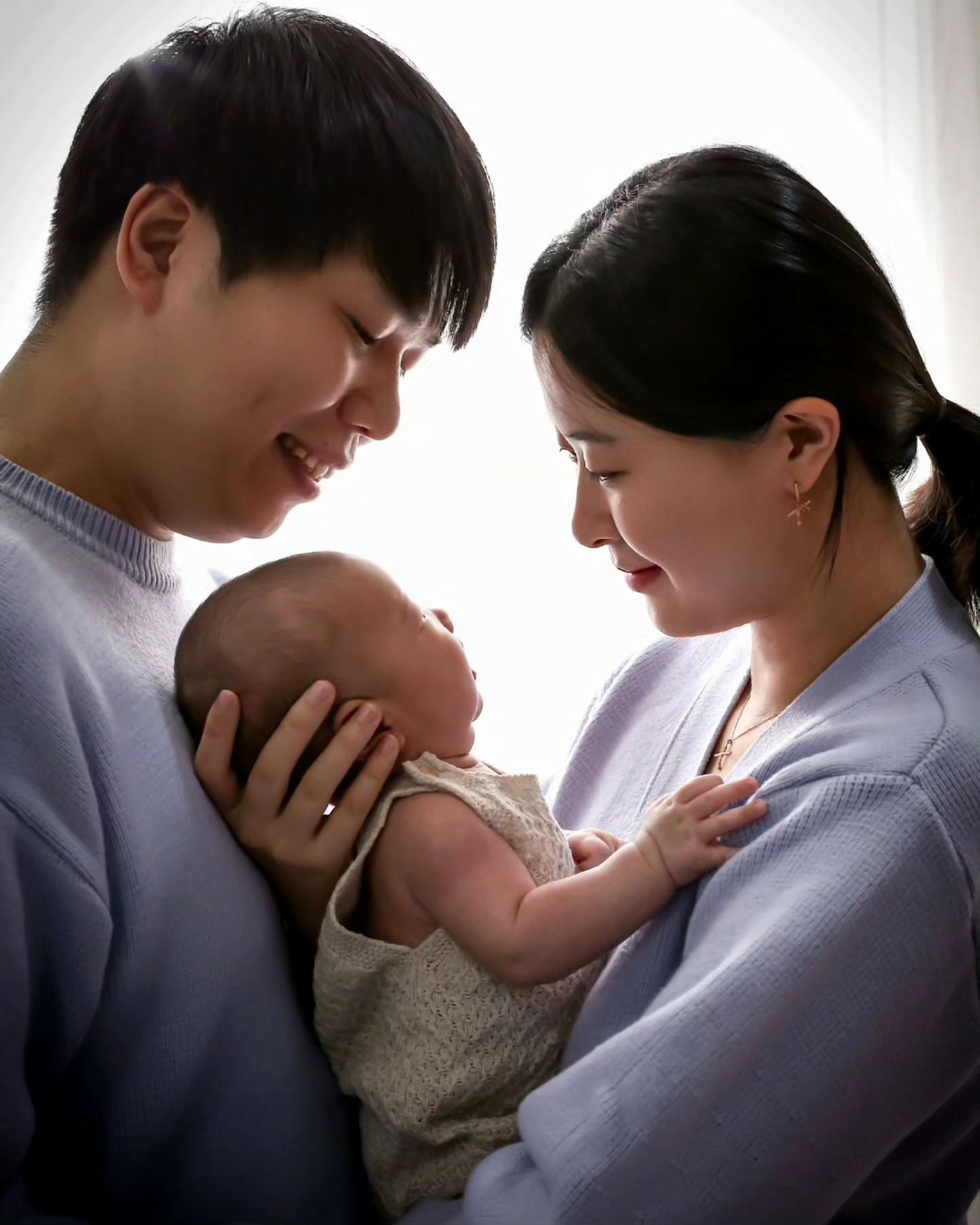 +54Day..Picture

아침부터 부랴부랴 준비해서 눈 비비며 출발!!
초보엄마아빠라 짐만 한가득..

우리아들 많이 울지도 않고 잠도 잘 참고 장하네
근데 인상은 왜 이렇게 쓰는거야?

웃자 좀^.^

아빠보다 이모한테 안겼을때 더 편한것 같더라 너..
배신자 기억했다 전하성..ㅎ

아무튼 다음은 100일이네 순식간에 돌파하자!!

열정!열정!열정!