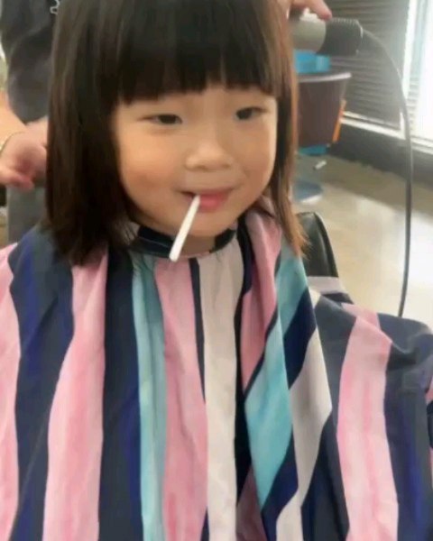 💇‍♀️

귀요미 초코송이 변신 중 
몇일전이예요 ♡♡ 
쪼꼬미 때 이후 처음 자르는데 넘넘 잘 짜름 👍