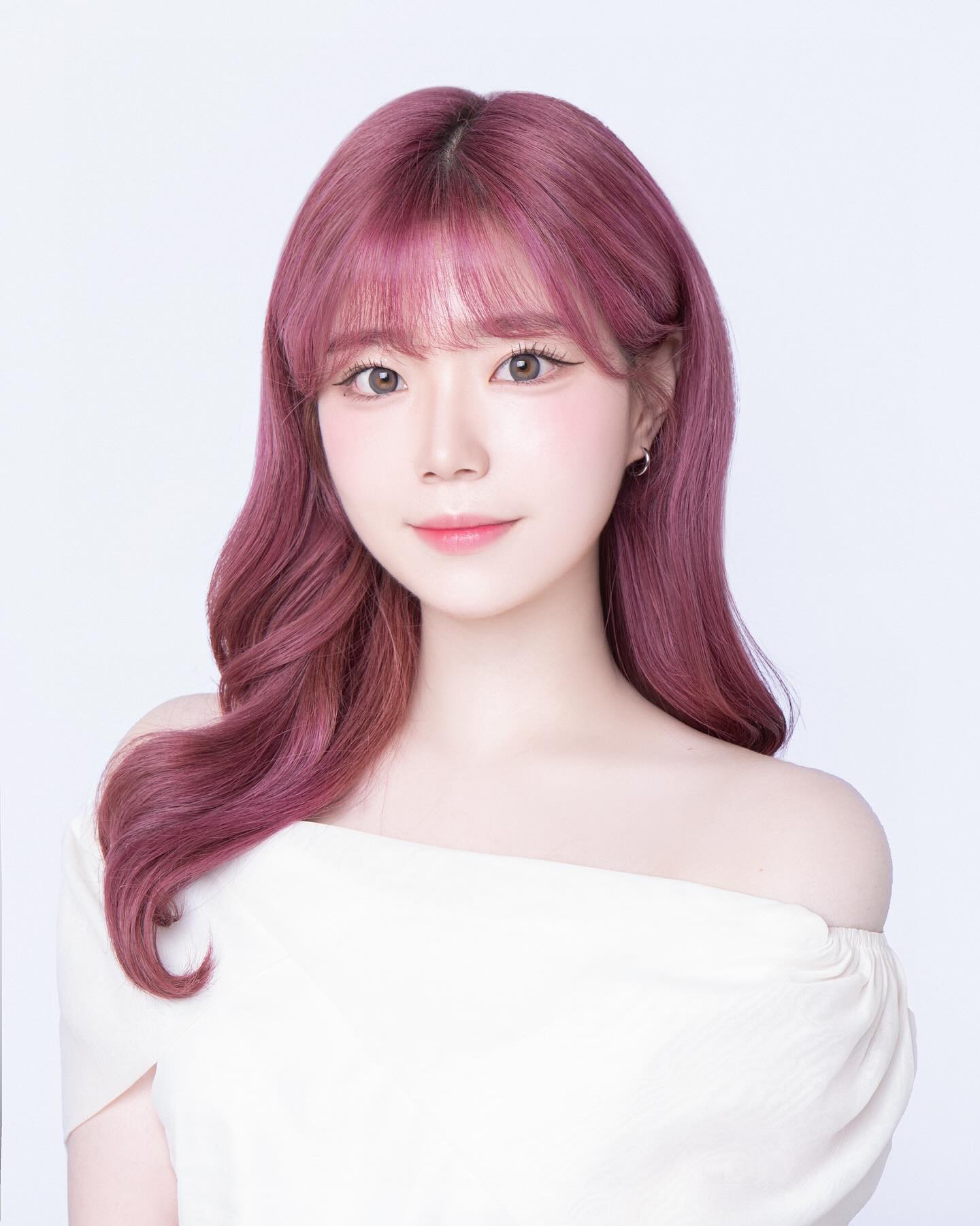 25살 기록.
1월까지 예약 마감 된 스튜디오.. 어렵게 잡고 휴무날 사진 남기기 🎀🍇🤍

#대전 #대전사진 #증명사진 #봉명동사진관 #스튜디오v studio_v.0
