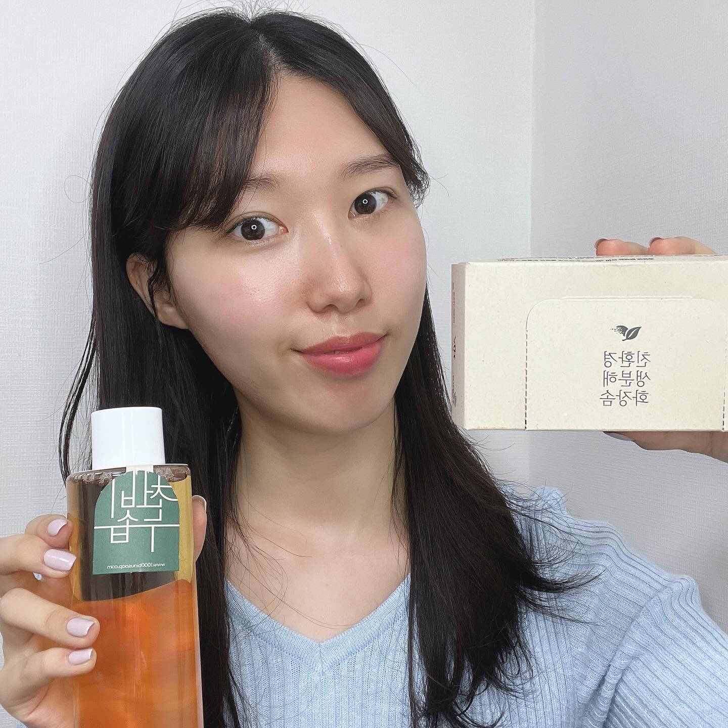 #광고 #천비누솝 #피부진정토너 

협찬이였지만 예민피부가 된 저에게 너무 잘 맞고 트러블이 진정되어서 꾸준히 사용한 제품이에요! 

진액수 사용후에는 피부가 확실히 촉촉해지는데요 
100%천연성분으로 남녀노소 연령대 상관 없이 사용가능해요 

💛저의 천비누솝 토너 사용방법 공유!💛
1️⃣ 화장솜에 천비누솝토너를 덜어 얼굴전체 닦아주기
2️⃣ 토너 손에 덜어서 얼굴에 직접 흡수해주기
3️⃣ 한번더 토너를 손에 덜어 얼굴에 직접 흡수 
4️⃣ 마지막 한번더 토너를 손에 덜어 흡토!

제가 이렇게 여러번 레이어링으로 토너를 발라주는 이유는 토너가 촉촉하지 않아서가 아닌 
여러기초화장품 필요없이 진액수 하나만으로 
깊은 보습감을 느낄수 있다보니 
여러겹 레이어링 해줘서 더 쫀쫀히 보습감이 생기라고 여러번 발라줬어요! 

밤에는 항상 위 루틴으로 진액수 하나로만 관리 했답니다 ㅎㅎㅎㅎ 
남자친구도 발라보고 향도 인위적이지 않고 
촉촉하니 좋다며 같이온 토너 한개도 가져갔아욬ㅋㅋㅋㅋㅋㅋ 

트러블도 샵다니면서 관리 받았지만 그래도 안없어지던 트러블들.. 천비누솝 토너 쓰고 난 이후부터는 차차 진정이 되었답니다
피부고민 이신분들 토너 고민이신분들 
천비누솝 정안고토너 추천드립니다🤤🤤💓💓

*사진촬영은 11월초 진행 되었습니다

cheonbinusoap 
#천비누솝 #1000binusoap #친환경화장품 #토너추천 #정제수0프로 #정안고토너 #피부진정토너 #피부관리 #여드름토너 #저자극토너