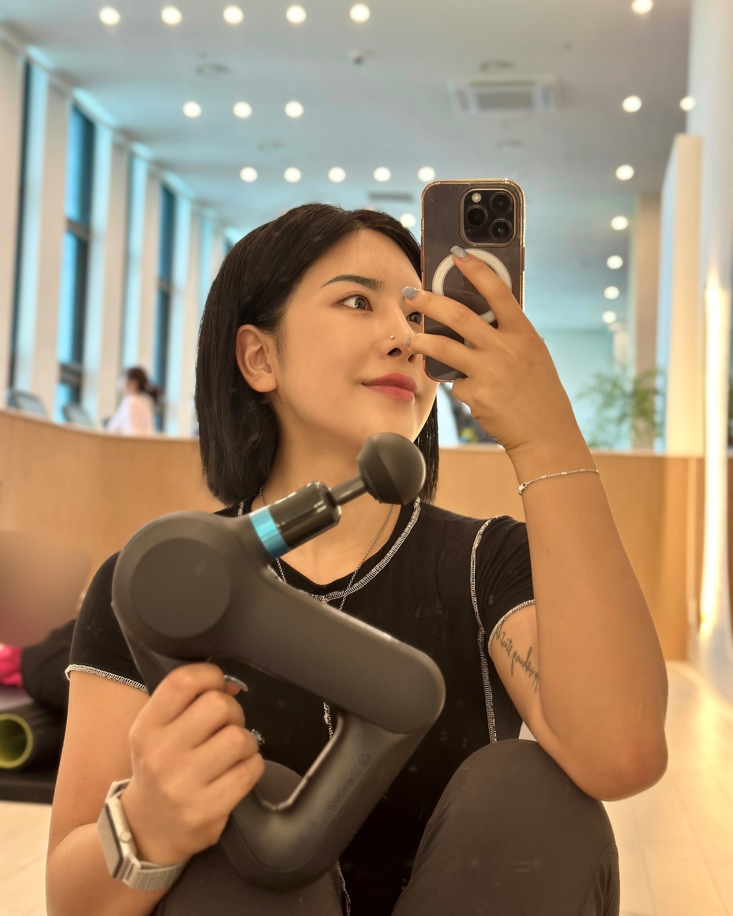 운동 전 몸풀 때 주로 어떤 걸 사용하시나요?

저는 손이 닿지 않는 곳은 폼롤러나 땅콩볼
손이 닿이는 곳은 마사지건을 선호합니다! :-)

예전에는 워밍업 시간도 아까워 바로 본운동 들어가곤 했는데
요즘은 워밍업의 중요성을 더 많이 느끼고
꼬박꼬박 운동 전/후 스트레칭, 자가근막이완
플라잉요가를 통해서 스트레칭 운동을 꾸준히 해주고 있어요!

무엇보다 하체 부기랑 땡땡한 불편감이 많이 사라져서 만족 중🩷

무작정 웨이트+유산소 만이 답이 아니에요!
지금 내 몸의 소리를 잘 듣고 필요한 운동을 해주기 👀

(사용한 마사지건은 therabody_korea 제품입니다)