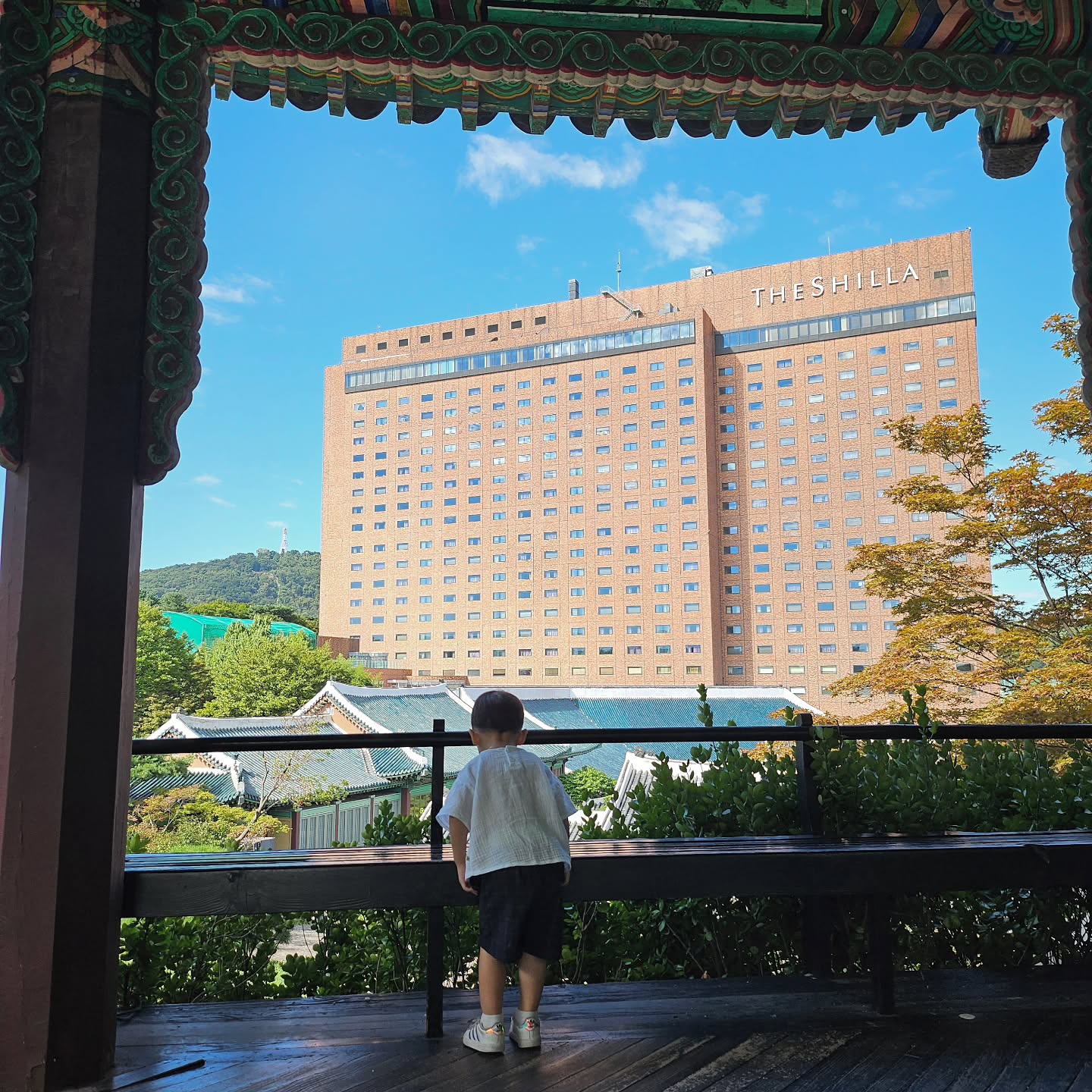 💫

새싹이 첫 생일 기념 가족 호캉스 ˙ᵕ˙

아빠가 새싹이 재우는 동안 열매는 엄마랑 산책했는데
짧은 산책이었지만 재미있었는지
엄마랑 갔던 곳이며 엄마가 해 준 이야기들을 아빠에게 재잘재잘 알려주던 열매 ◡̈

정말 얘는 왜 이렇게 귀여운걸까!

.
.

#이열매👶🏻 
#35개월의열매
