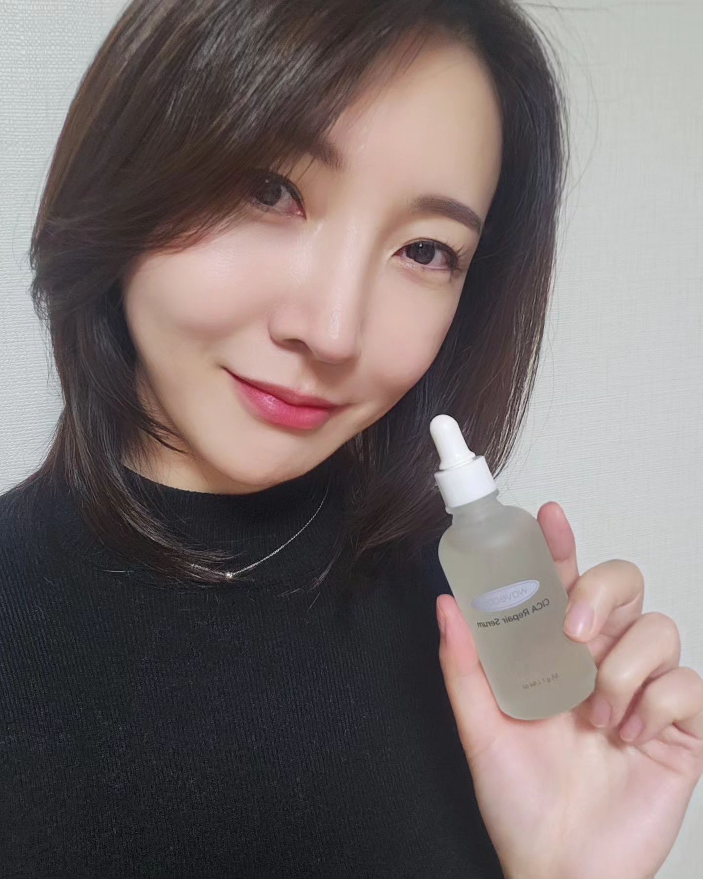 정제수 대신 #병풀추출물 50%
병풀추출물 500,000ppm

정제수가 그냥 물이라는 사실은
다들 알고계시죠?🤭

병풍추출물🌿이 이렇게나 가득인
미백 주름 2중 기능성 화장품이니까
더 믿음이 가는 착한 성분 한가득
웨이브코스랍니다👍

스트레스 받은 피부의
진정과 컨디션 케어를 돕는 #진정세럼
민감피부도 순하게 케어 가능💚

요즘같이 건조한 겨울철 외부자극이나
마스크😷로 인해 자극받은 피부에는
진정이 필수에요

급 민감해진 피부라도
#웨이브코스 로 진정시켜보세요🤗
⠀
.
.
.
.

wavecos.official
#wavecos #웨이브코스시카리페어세럼
wavecos.ad #제품협찬 감사합니다.
#시카리페어세럼 #시카리페어
#겨울화장품추천템 #겨울진정 #건조템
#발림성좋은세럼 #추천기초화장품
#좋으니까추천한다 #써보니좋아요